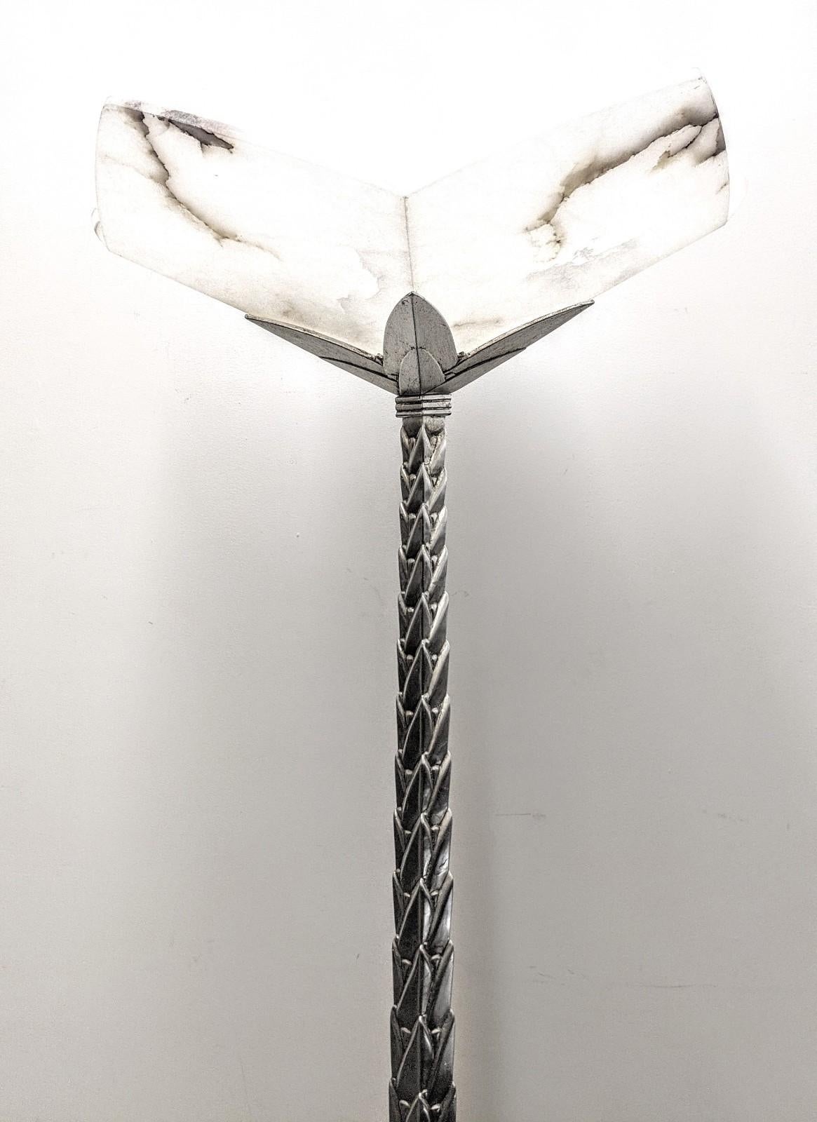 Splendida torchère francese Art Déco, lampada da terra con stelo scanalato con disegno di palma in argento e paralume in alabastro. La lampada è stata ricablata per gli standard americani, con una lampadina domestica E-26 a base media (300 Watt