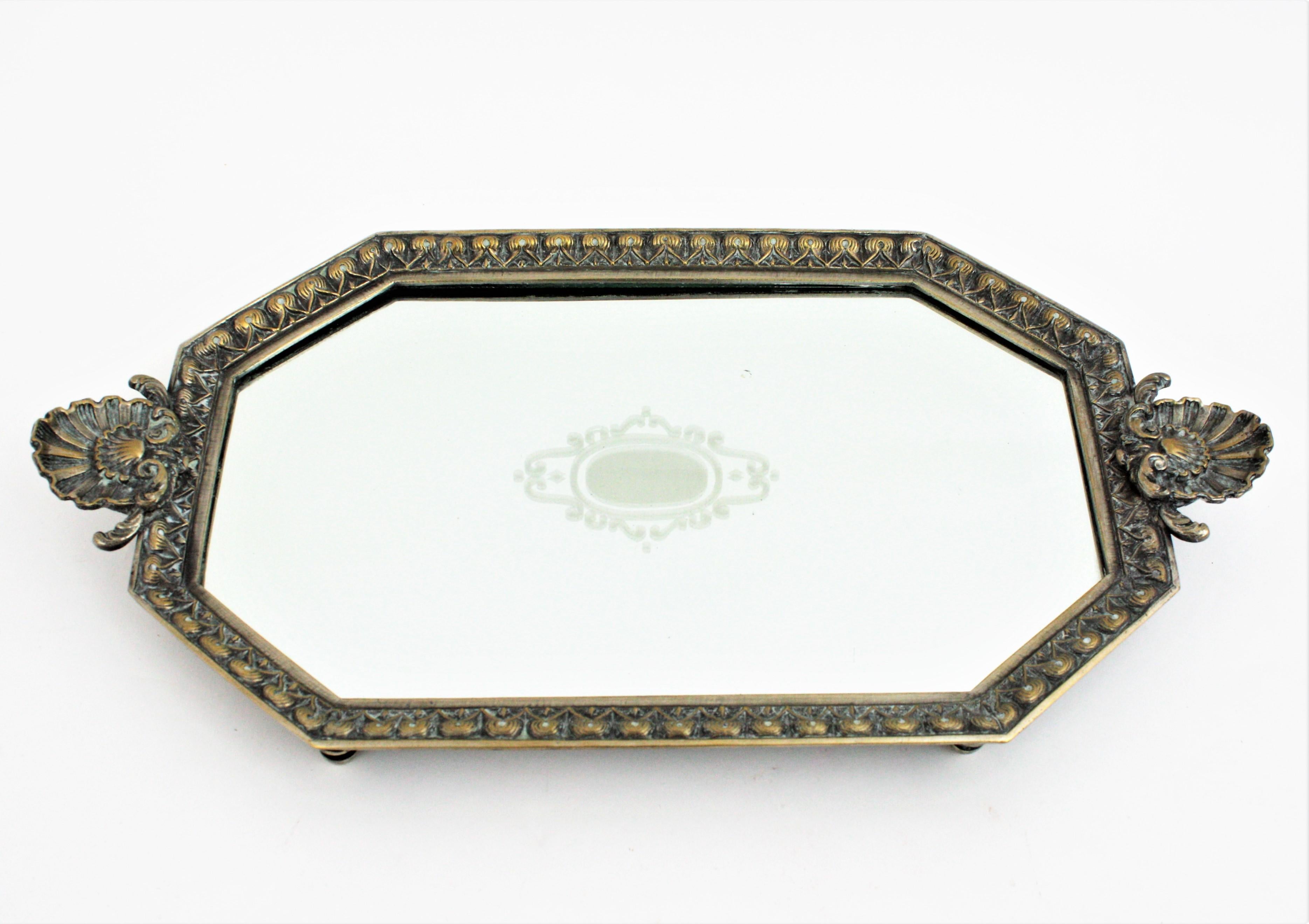 Français Plateau Art Dco franais avec motif de coquillages, bronze et miroir grav en vente