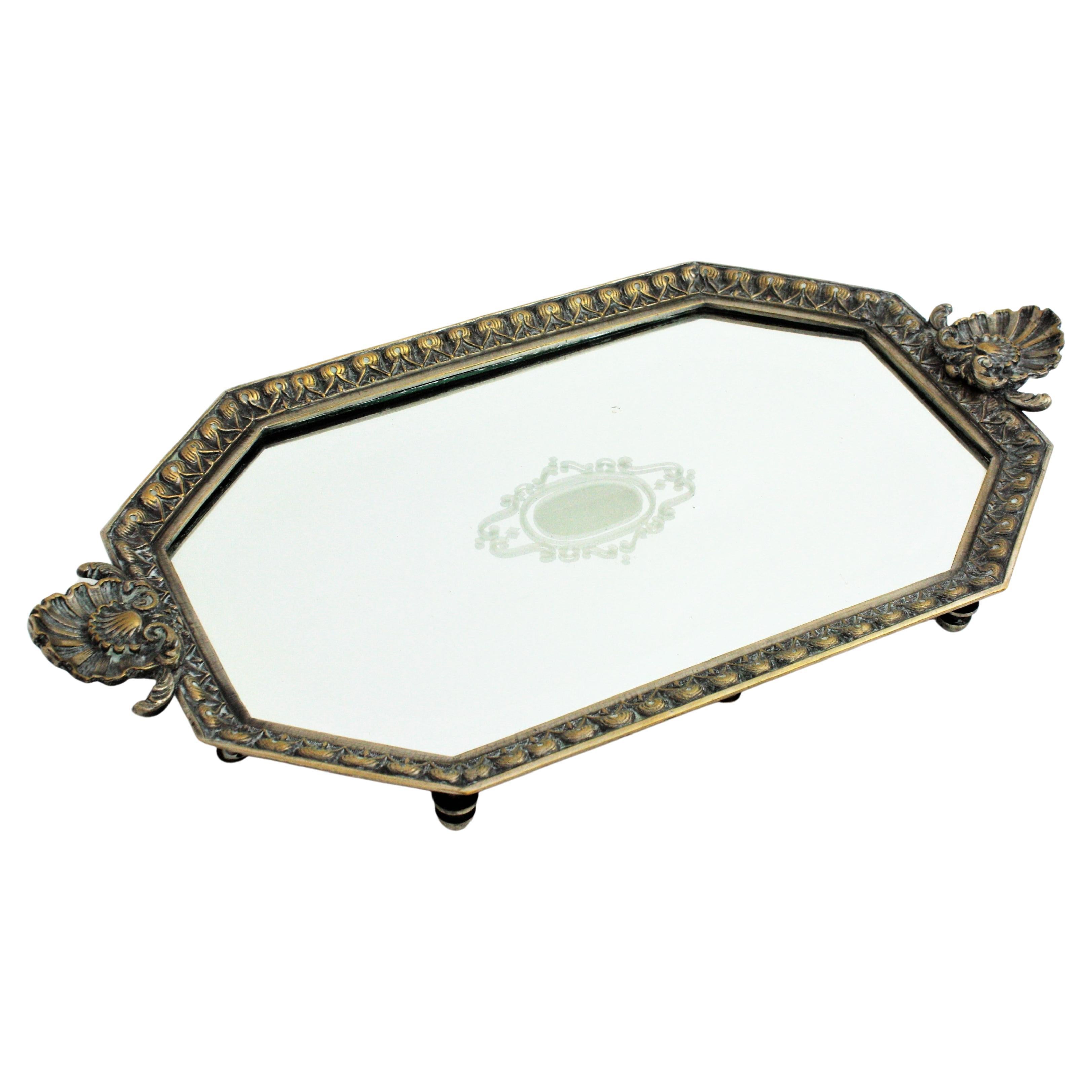 Plateau Art Dco franais avec motif de coquillages, bronze et miroir grav en vente