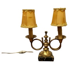 Lampe de table jumeau Art Déco française, design chasse  C'est une pièce charmante
