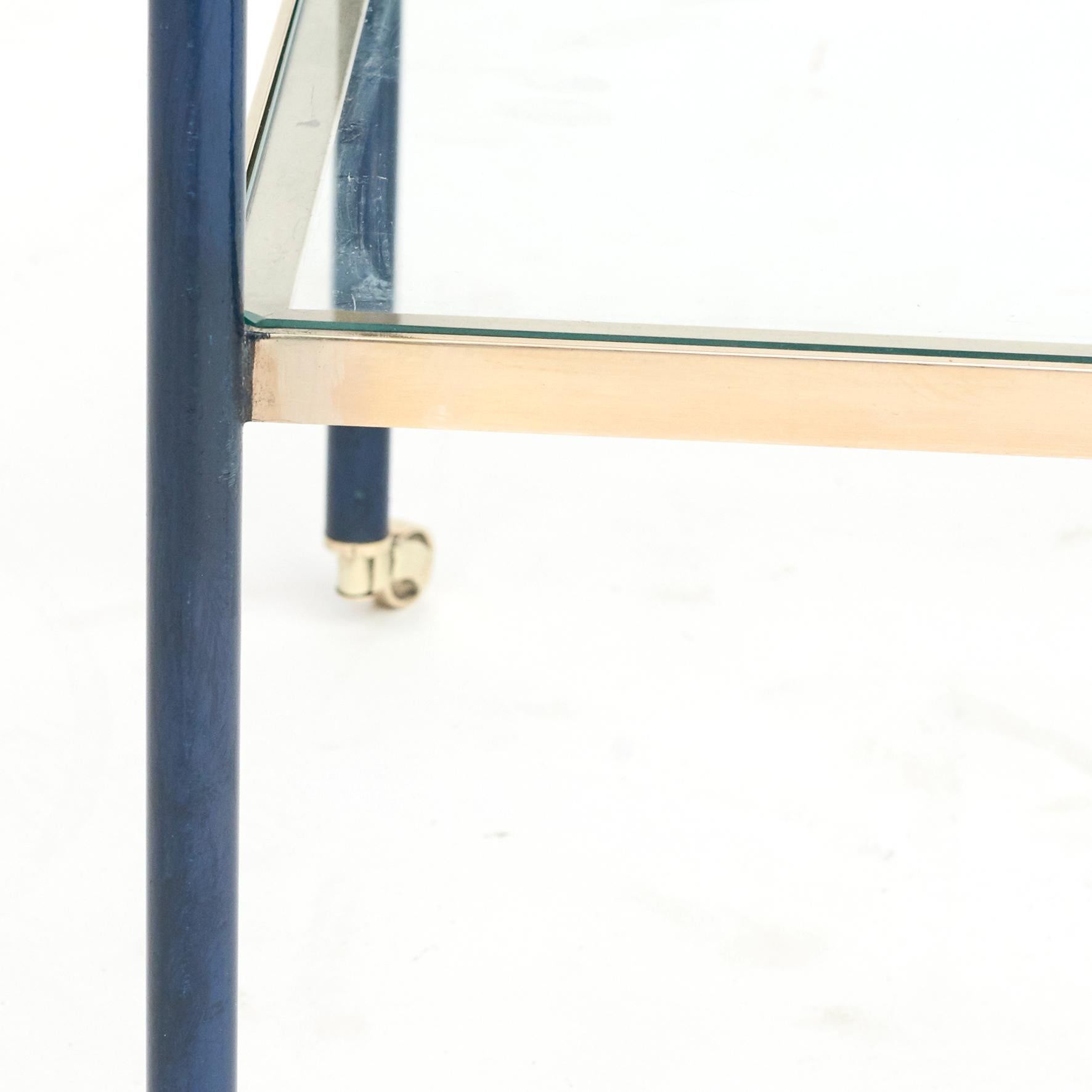 Français Table d'appoint Art Déco française à deux niveaux en laiton et verre en vente