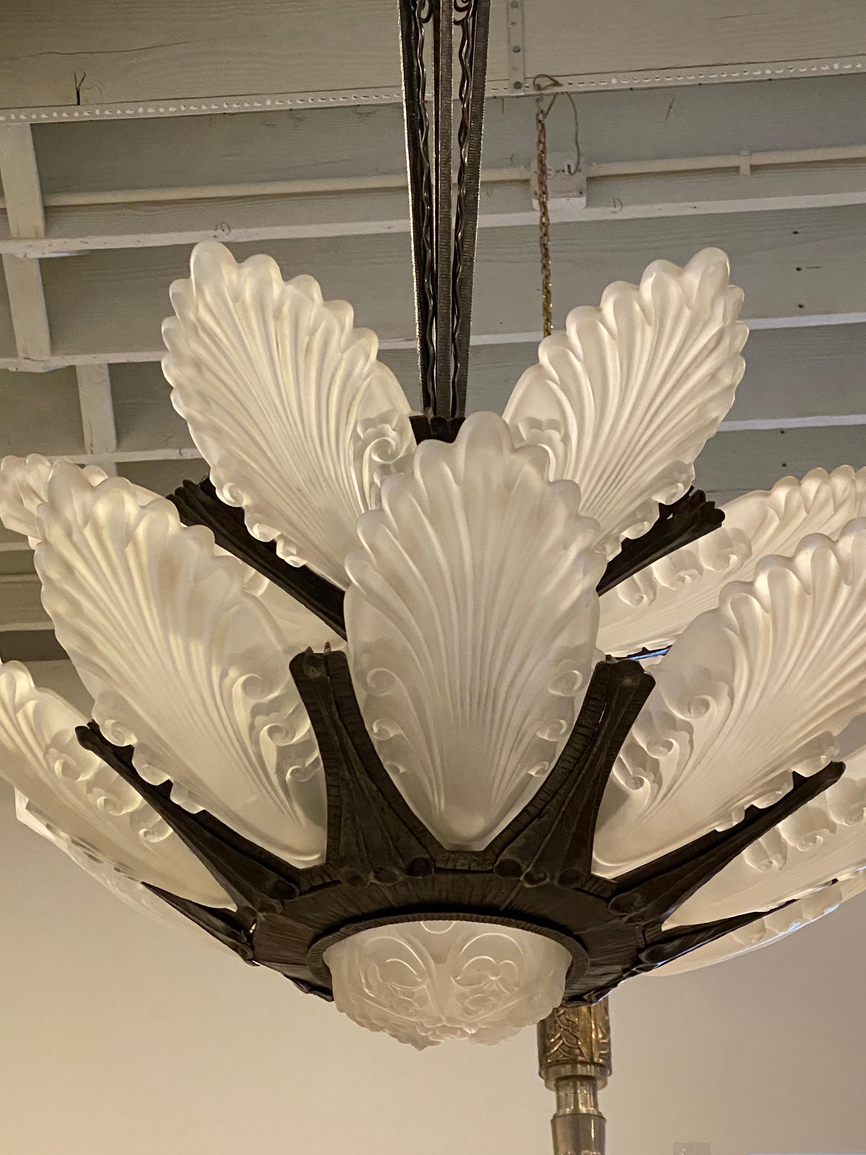 Art Déco Lampadario francese Art Deco a due piani in vendita