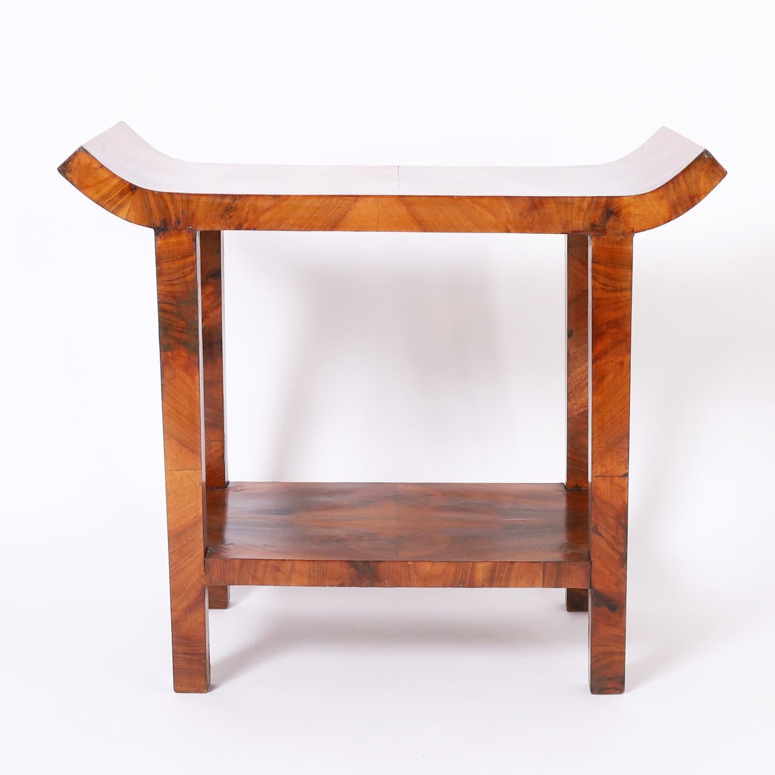 Schöner zweistufiger französischer Art-Deco-Tisch aus Nussbaumholz mit einer beeindruckenden Maserung über einem Parsons-Tisch mit asiatischer Form. 