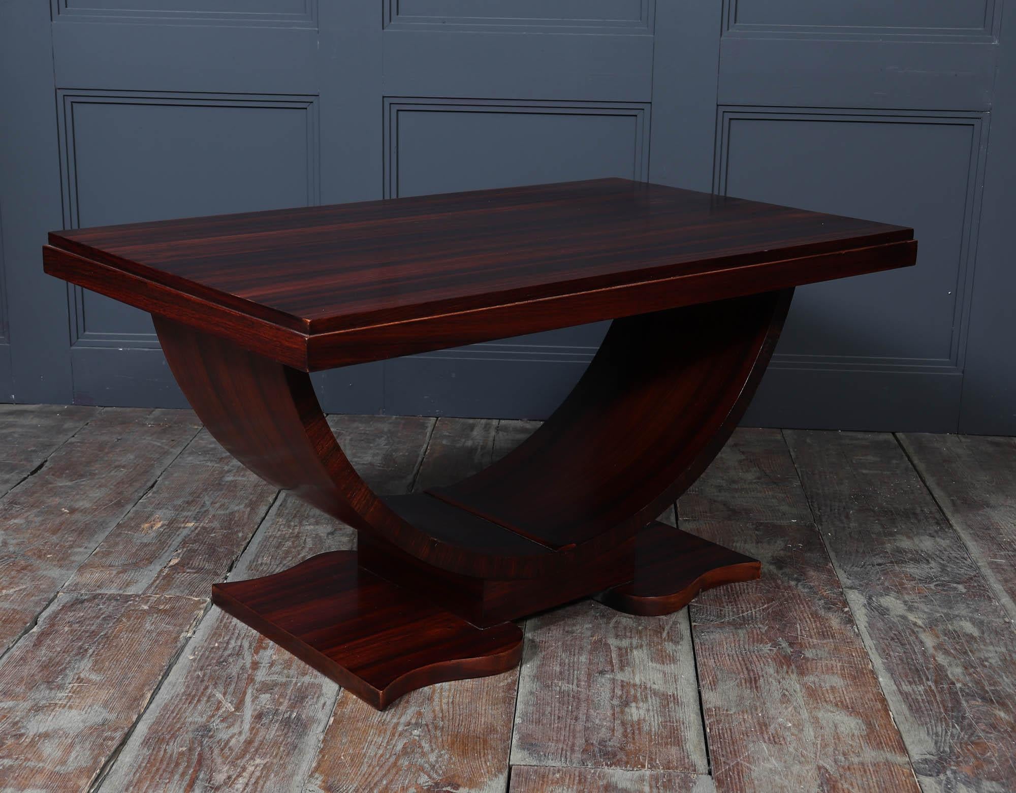 Table basse Art déco française à base en U en vente 4