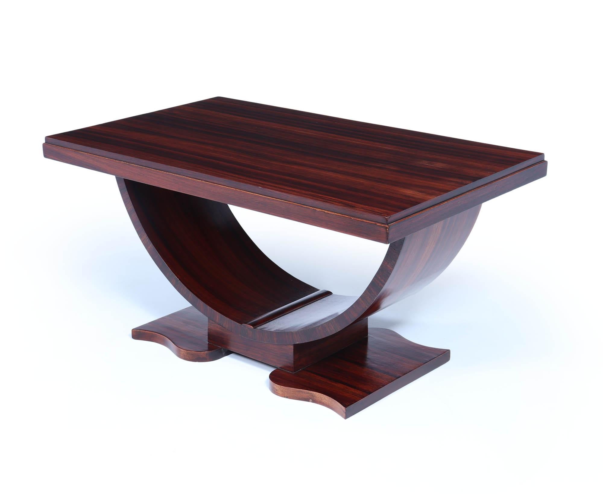 Table basse art déco

Table basse française en forme de U, fabriquée dans les années 1920, en bois de rose, avec un plateau rectangulaire de bonne taille et des bordures en escalier, un support vertical en forme de U et une base de forme douce. La