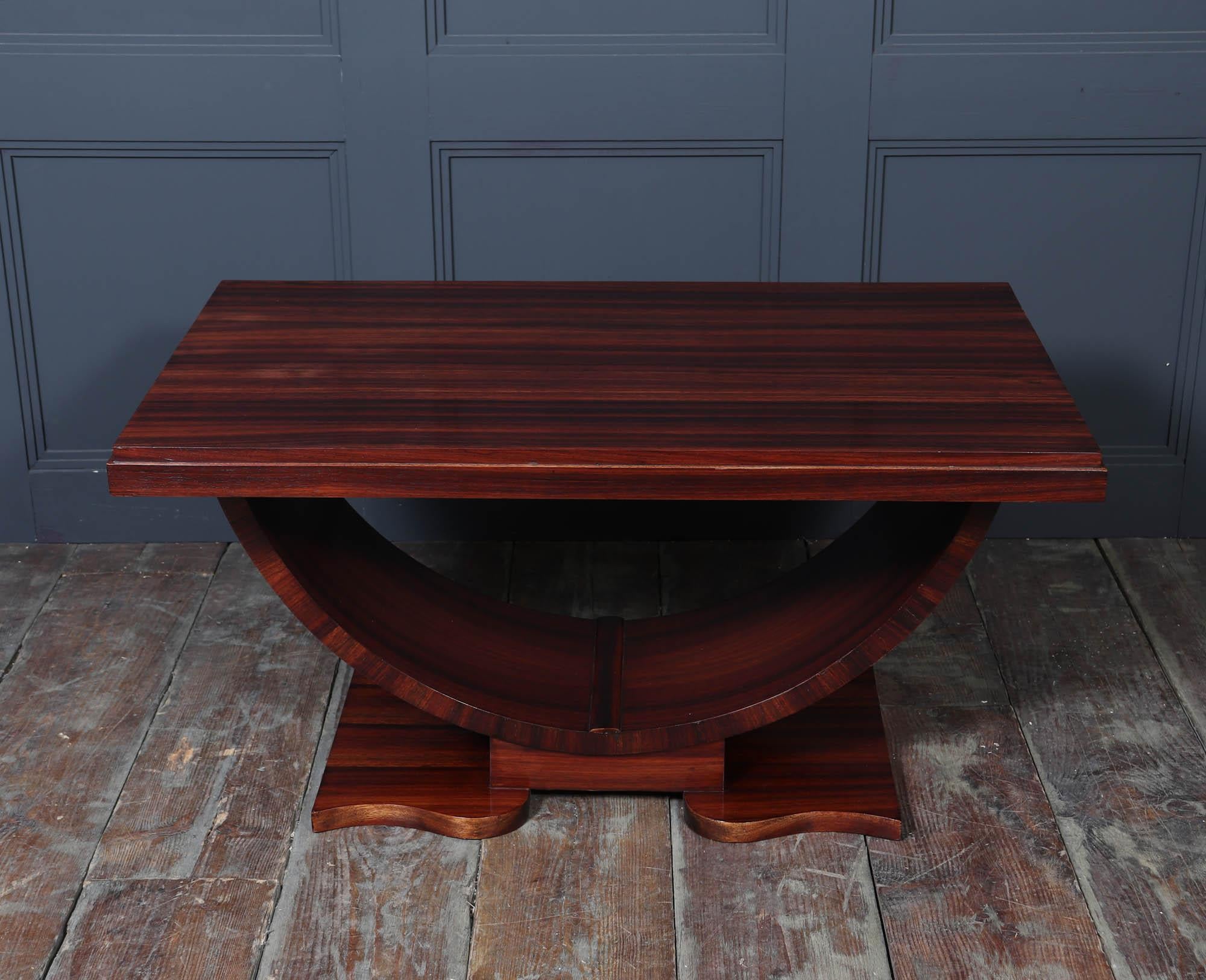 Français Table basse Art déco française à base en U en vente