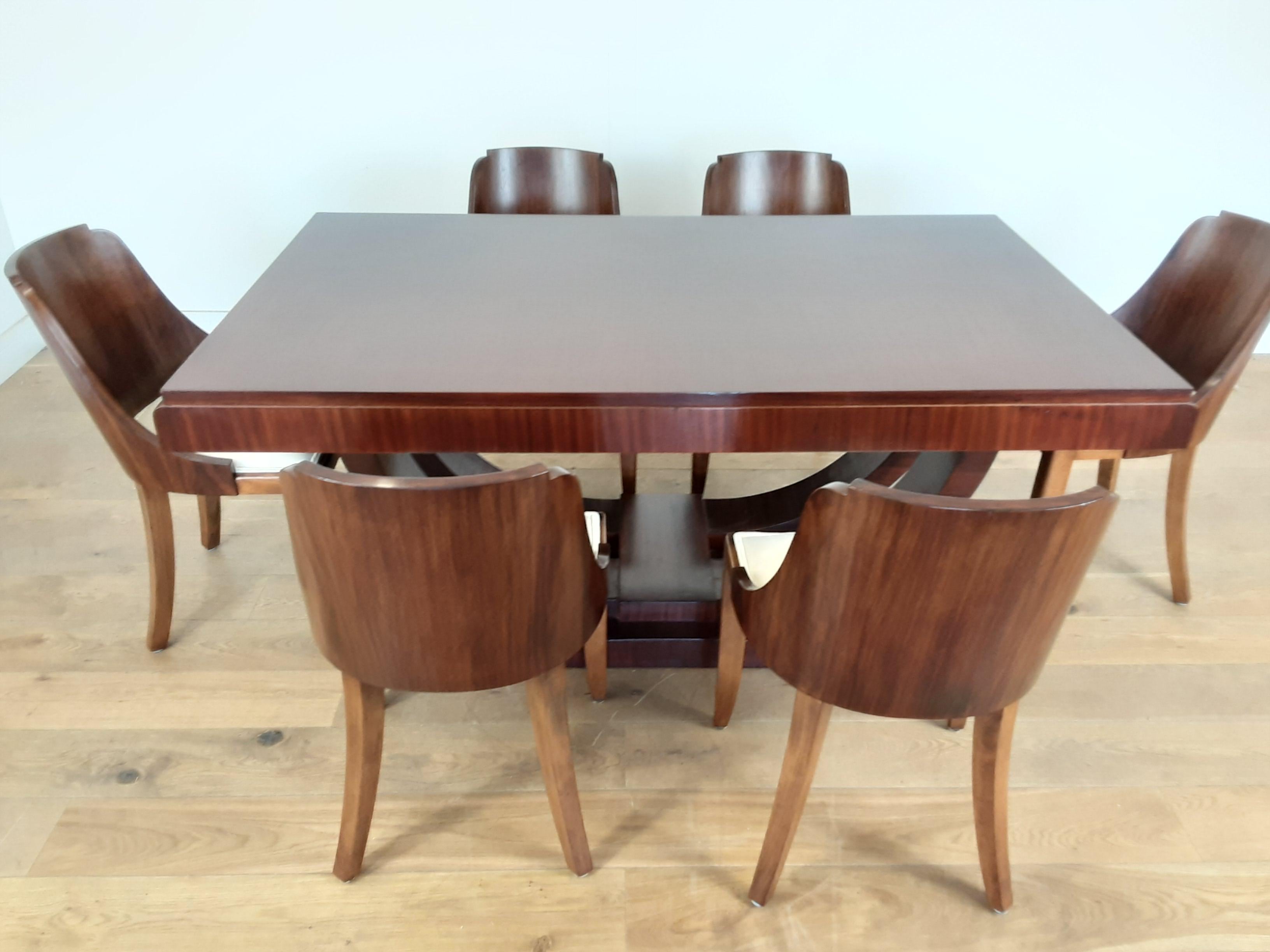 Art Deco dining table and chairs.
Beautiful rosewood u base dining table with six curve back rosewood dining chairs, the wood has been professionally re polished to an original finish and the chairs have been professionally re uphostered in an