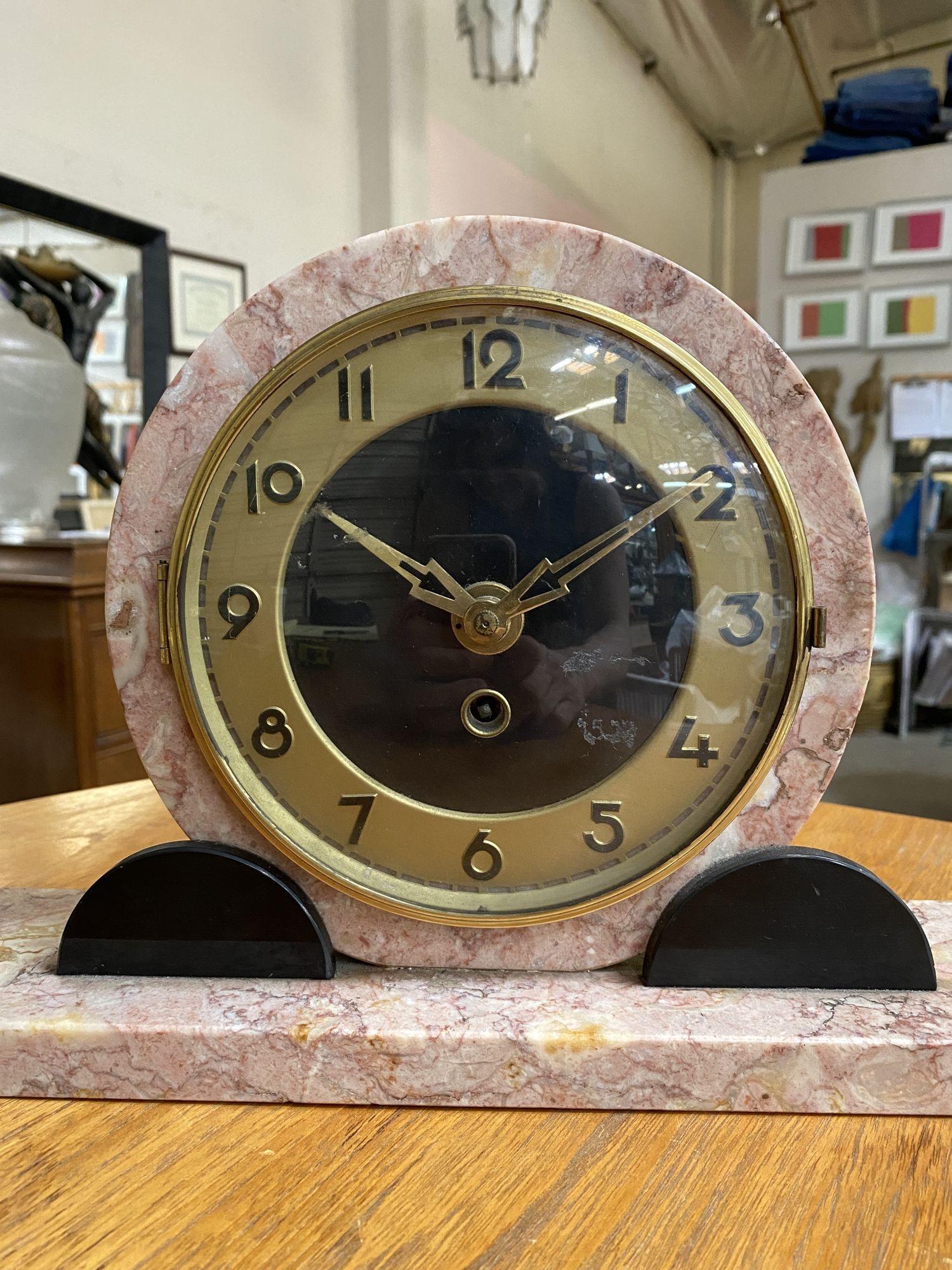 French Art Deco UCRA Bronze Swan Marble Mantle Garniture Clock Set by Marefbay In Excellent Condition For Sale In Van Nuys, CA