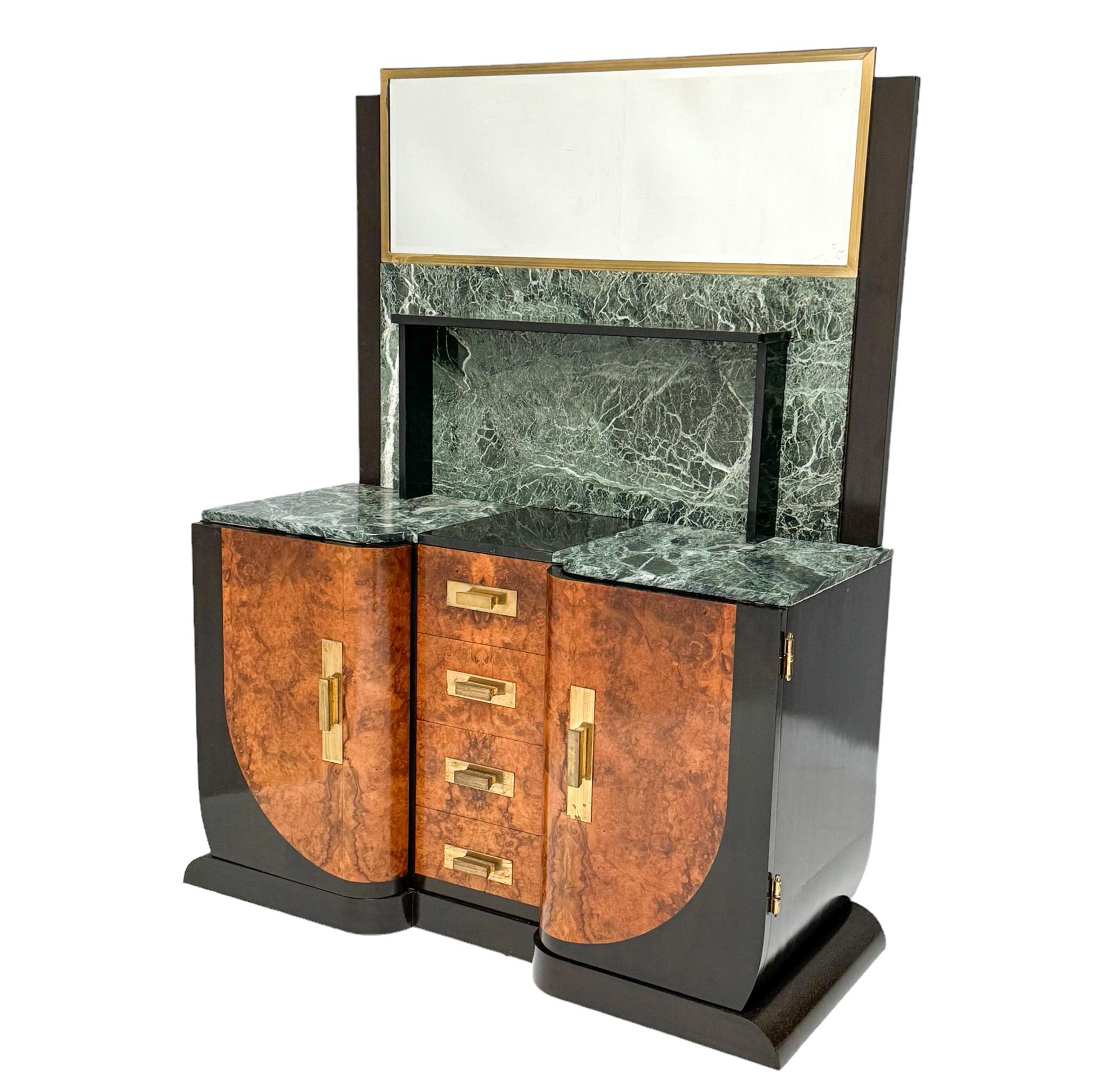 Magnifique et rare coiffeuse Art Déco.
Design/One dans le style d'Émile-Jacques Ruhlmann.
Un design français saisissant des années 1930.
Base en noyer laqué noir et ronce, poignées d'origine en laiton patiné sur les deux portes et les quatre