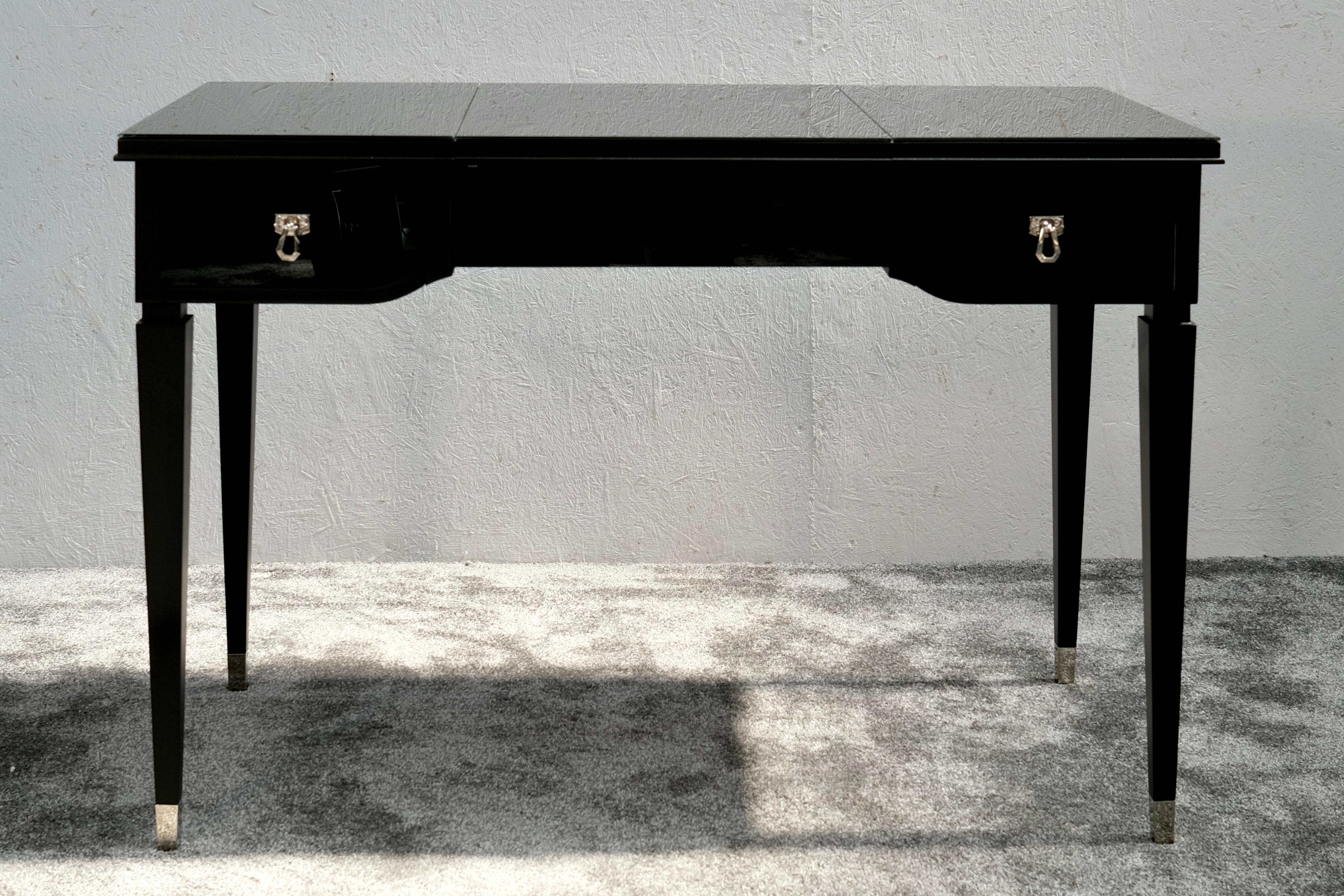 Esempio di eleganza Art Déco francese, questo vanity degli anni '30 - o poudreuse - abbina una chiarezza scultorea a una funzionalità raffinata. Con la sua elegante silhouette geometrica e le sue proporzioni aggraziate, può essere utilizzato come