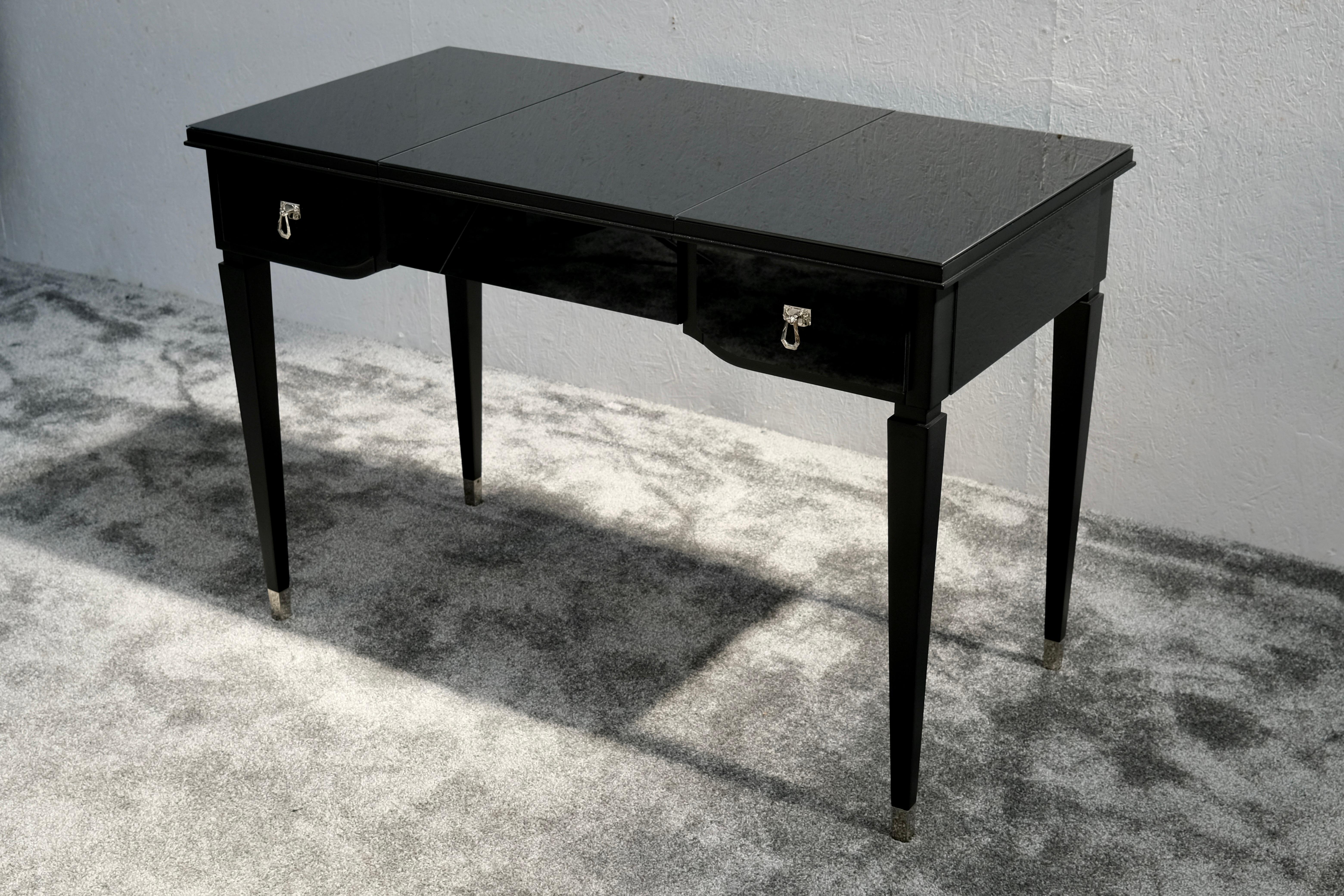 Metà XX secolo Tavolino da toeletta o vanità francese Art Déco in nero lucido e legno di ciliegio, anni '30 in vendita