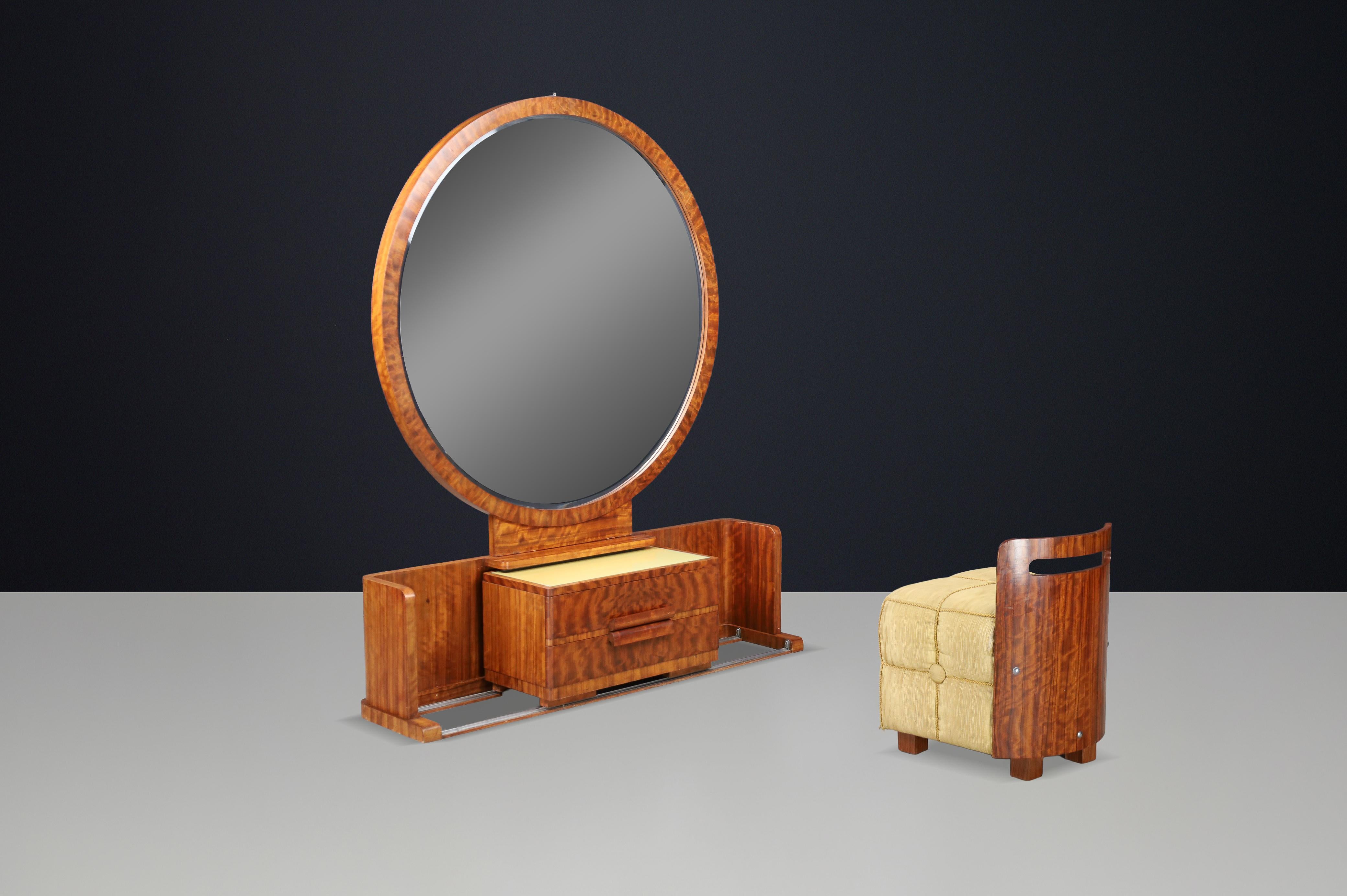 Vanity francese Art Déco con mobile centrale scorrevole e sgabello, anni '30

Eccezionale vanità francese in stile Art Déco con grande specchio rotondo, mobile centrale scorrevole e sgabello originale, realizzato in legno impiallacciato riccamente