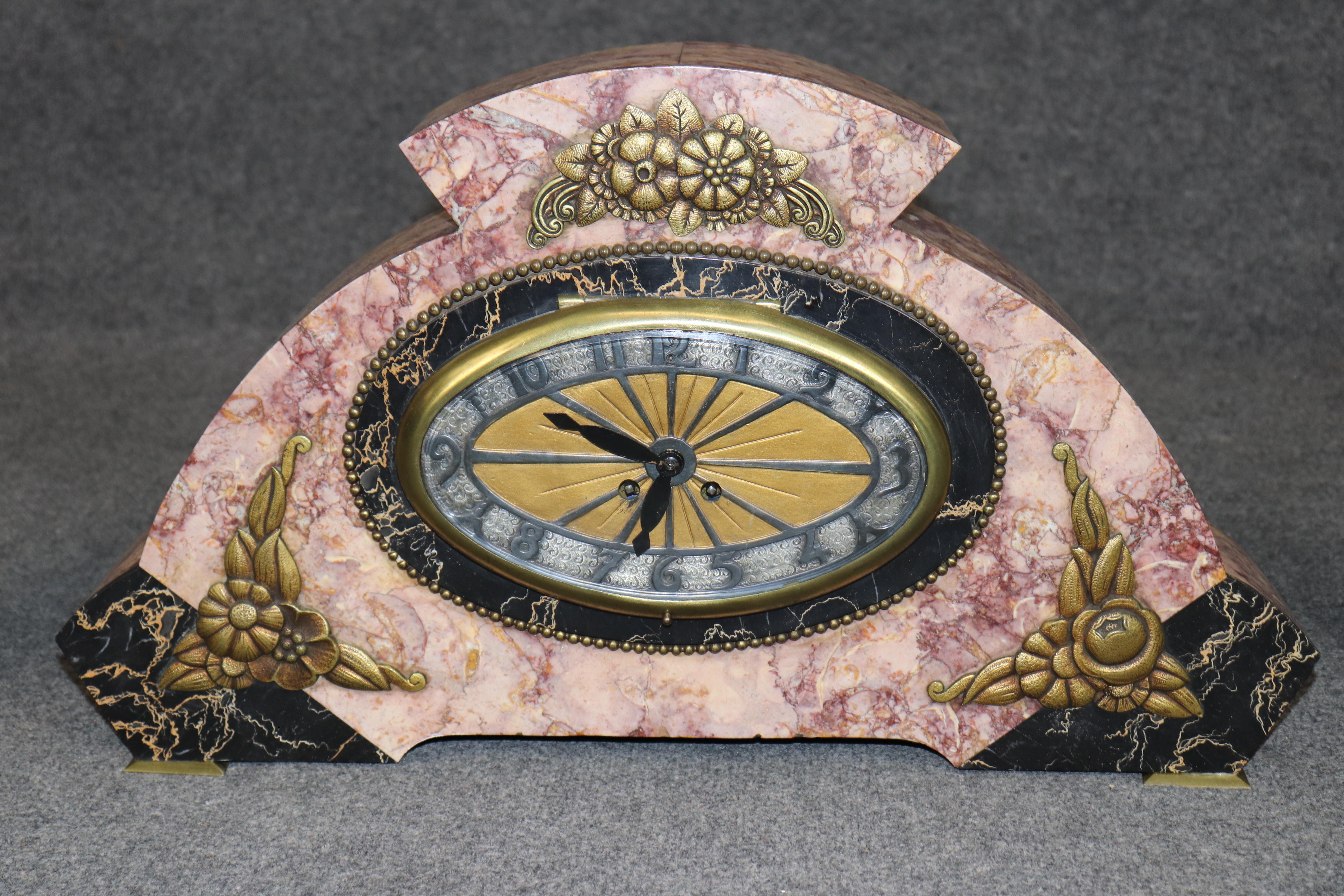 **Französische Art Deco 1920s Marmor und Bronze montiert dreiteilige Uhr Set - Exquisite geometrische Eleganz**

Dieses außergewöhnliche **Dreiteilige französische Art-Déco-Garnitur** aus den **1920er Jahren** ist ein Beispiel für die raffinierte
