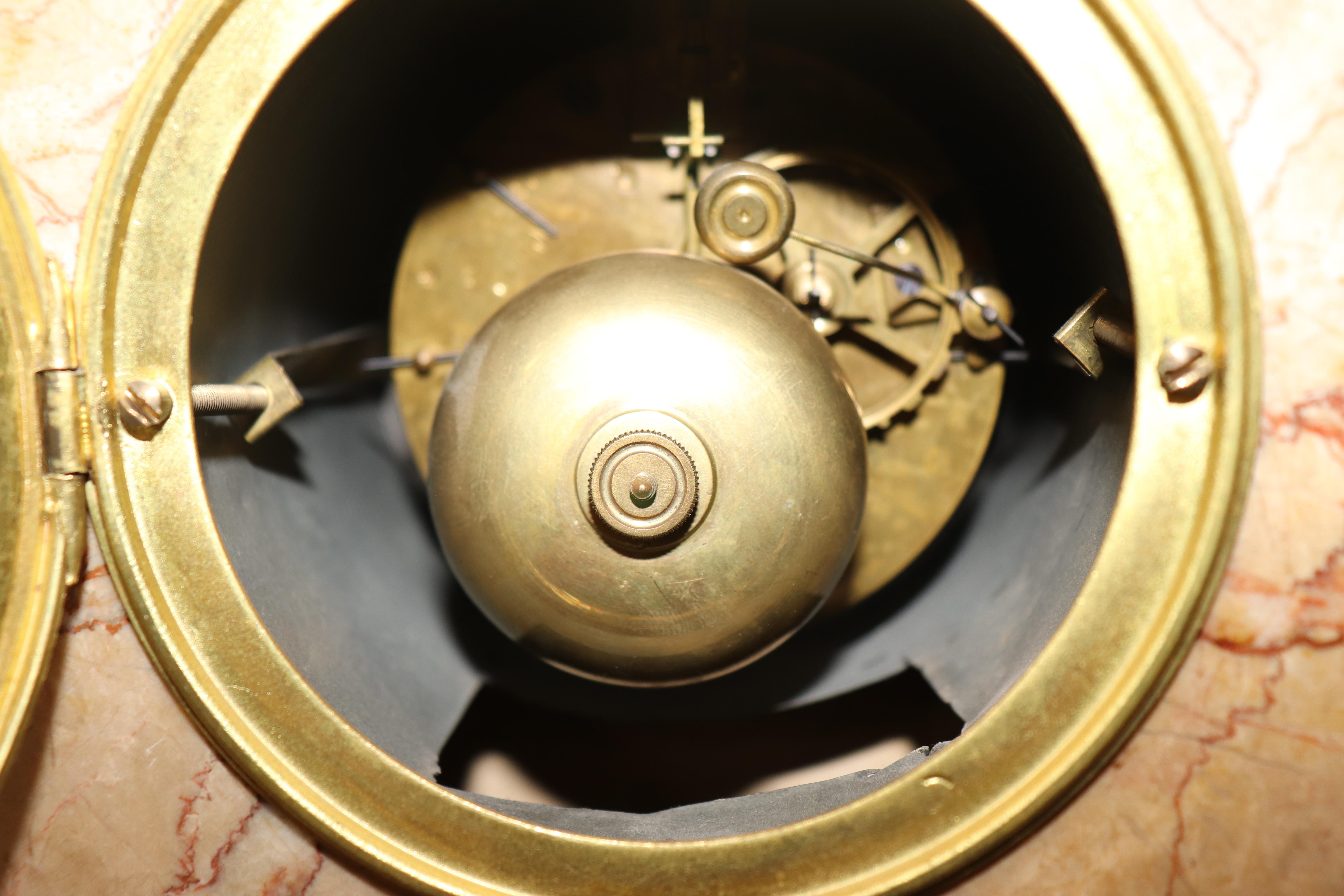 Französisch Art Deco Varigated Marmor Bronze und Kerzenständer Mantle Clock Set im Zustand „Gut“ im Angebot in Swedesboro, NJ