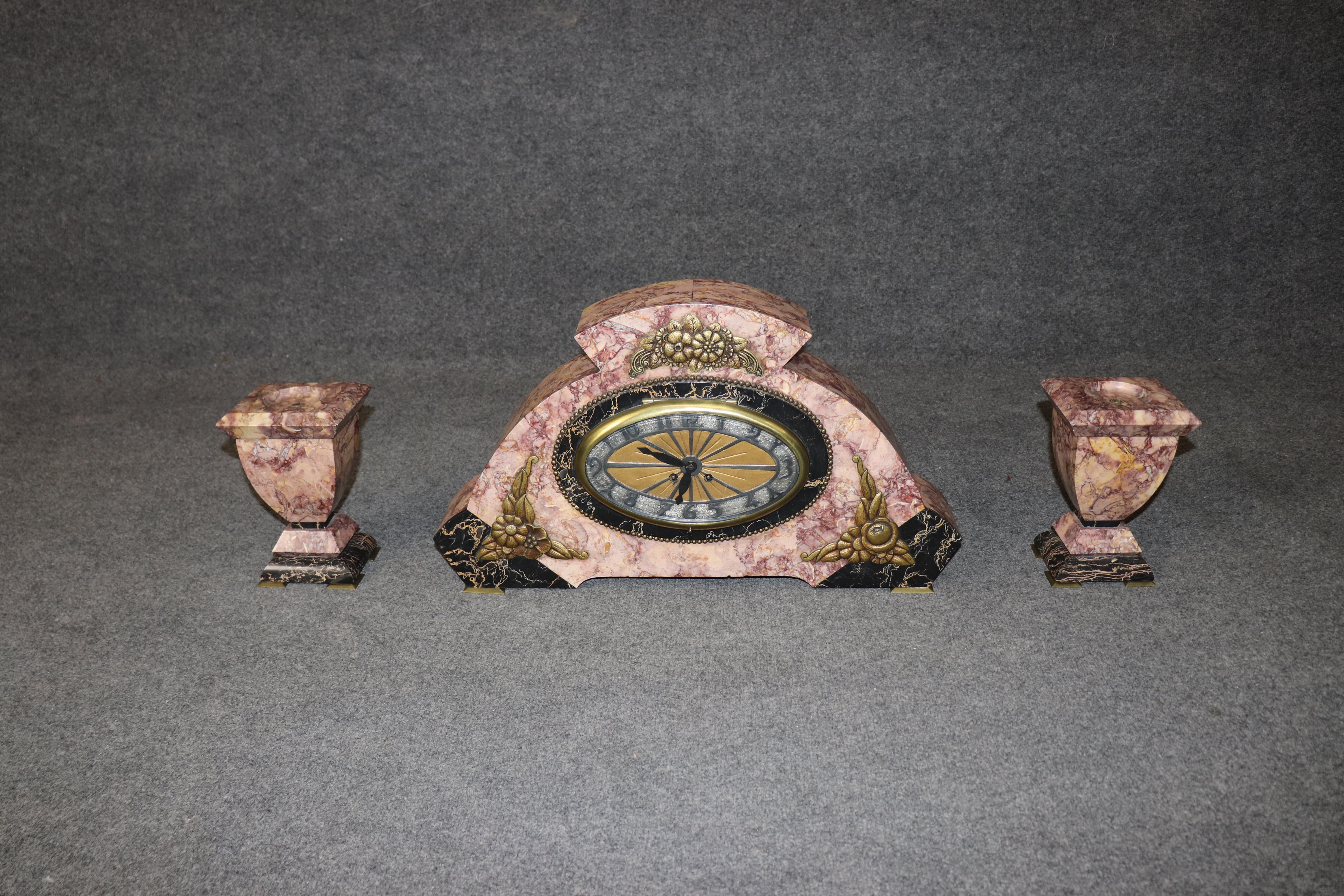 Französisch Art Deco Varigated Marmor Bronze und Kerzenständer Mantle Clock Set im Angebot 2