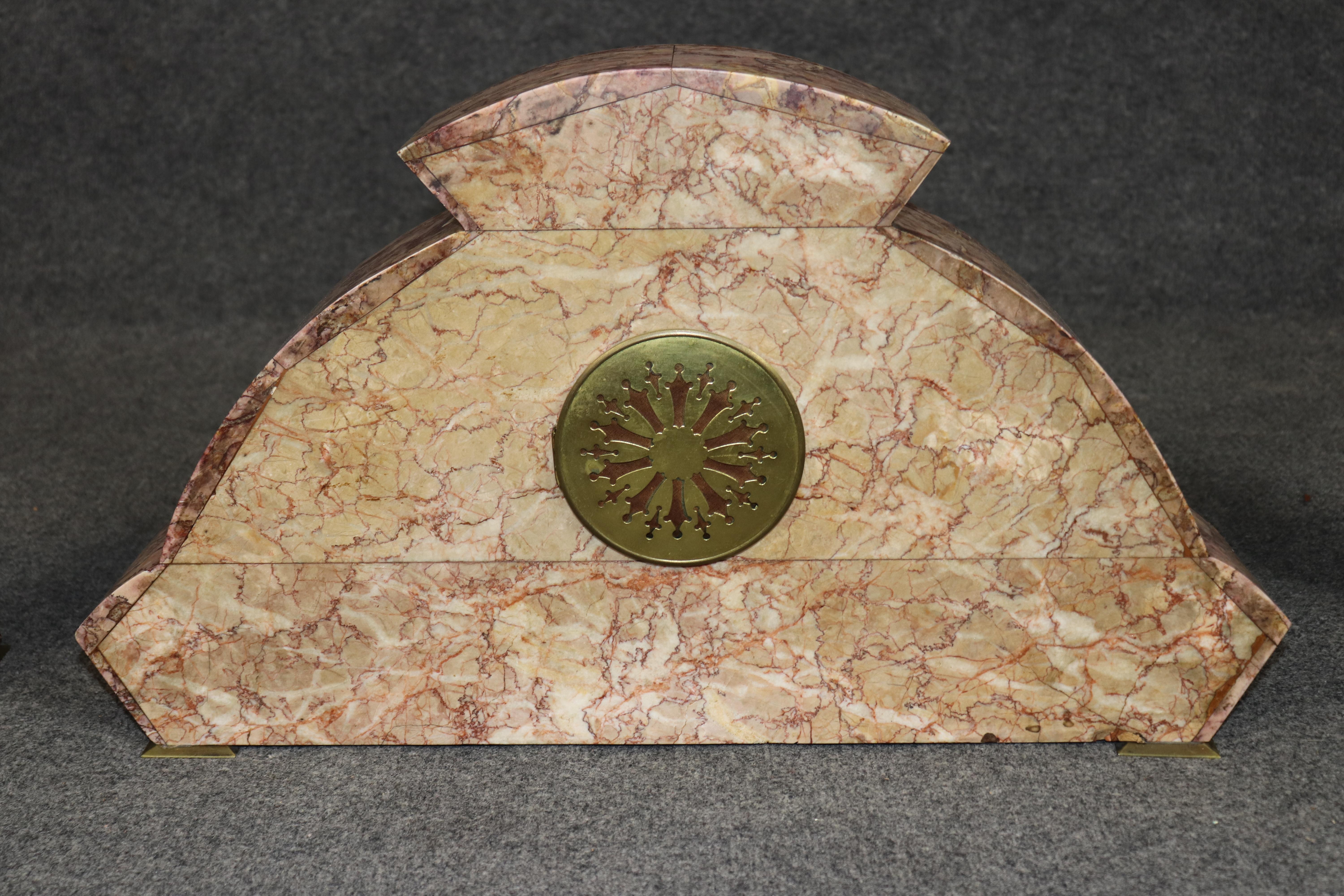 Französisch Art Deco Varigated Marmor Bronze und Kerzenständer Mantle Clock Set im Angebot 4