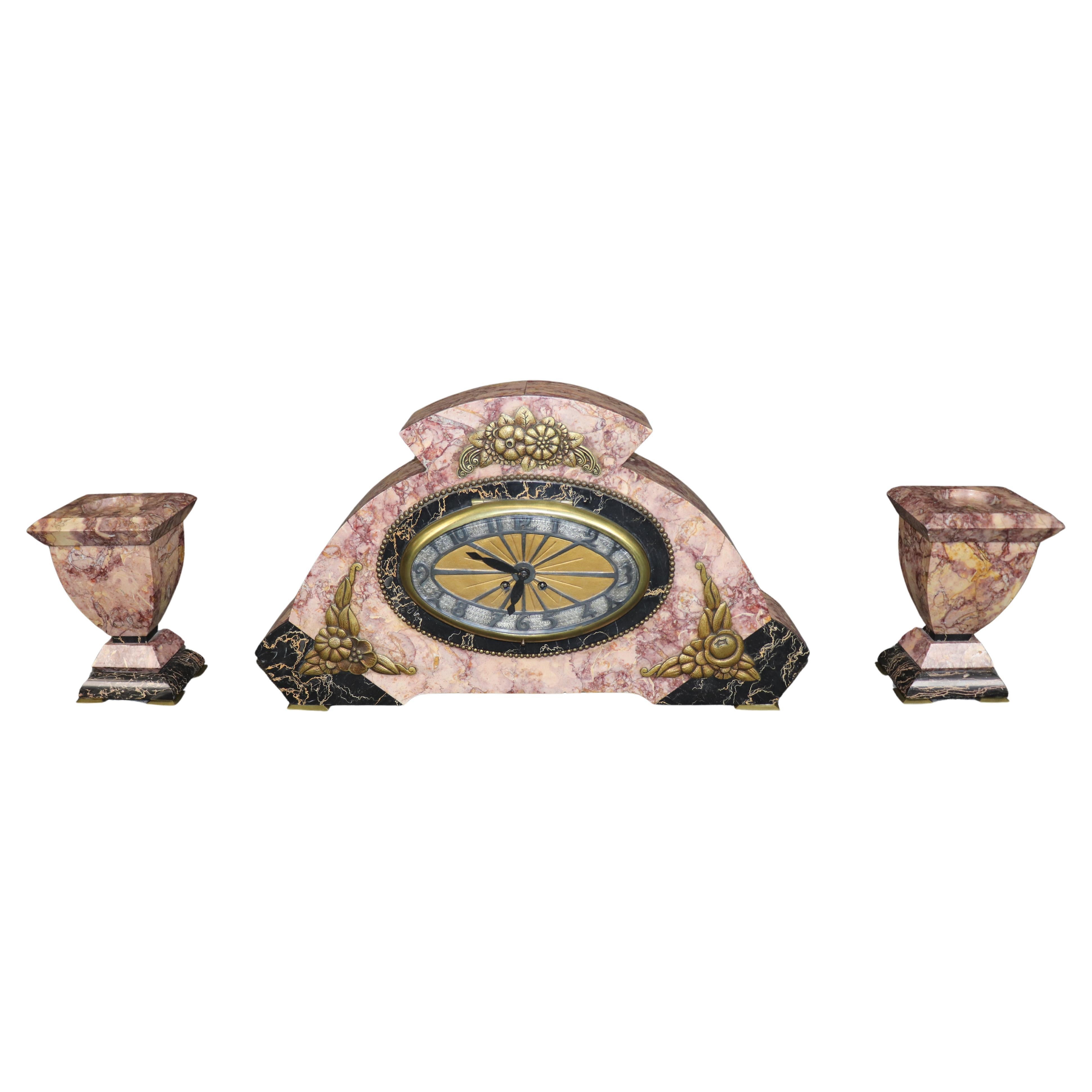 Französisch Art Deco Varigated Marmor Bronze und Kerzenständer Mantle Clock Set