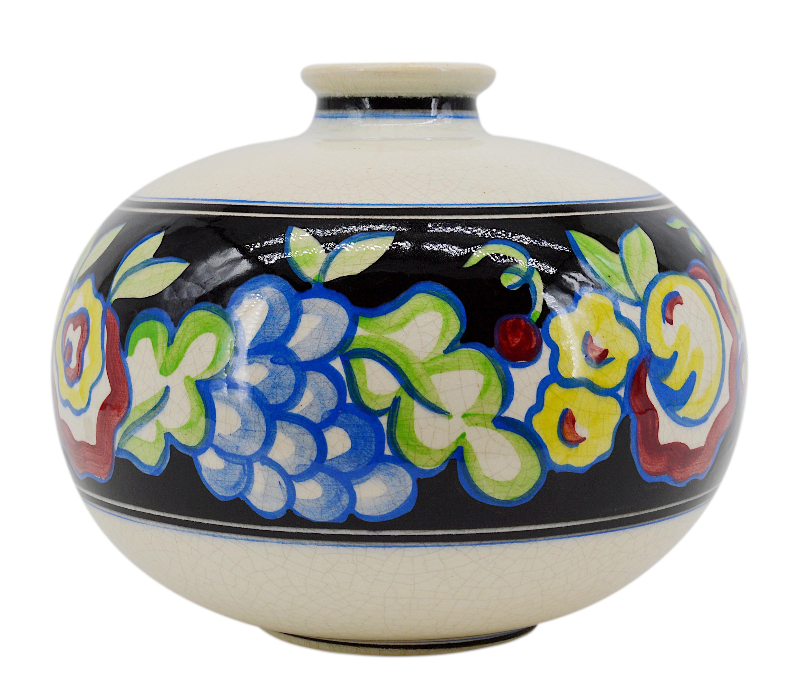 Vase en céramique Art déco français à Sainte-Radegonde, France, vers 1930. Vase en céramique à l'émail craquelé avec une large ceinture de fleurs et de fruits fortement stylisés. Hauteur : 22 cm, largeur : 28 cm.