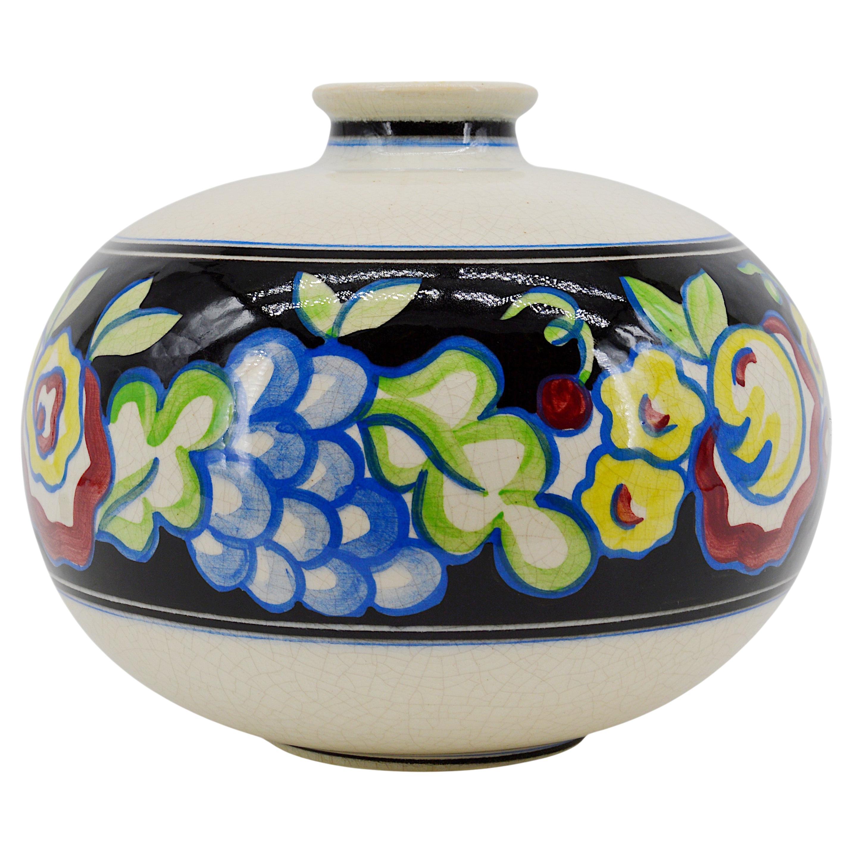 Vaso in ceramica Art Deco francese di Sainte Radegonde, Francia, anni Venti. Vaso in ceramica con smalto craquelé con un'ampia fascia di fiori e frutti fortemente stilizzati. Altezza: 22 cm, larghezza: 28 cm.