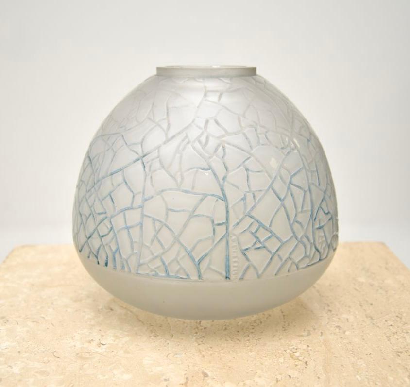 Un bellissimo vaso originale Art Deco francese di Andre Hunebelle, risalente agli anni Trenta.

Il vetro opalescente è decorato con splendide venature incise.

È in condizioni superbe, senza alcun danno e con un'usura superficiale incredibilmente