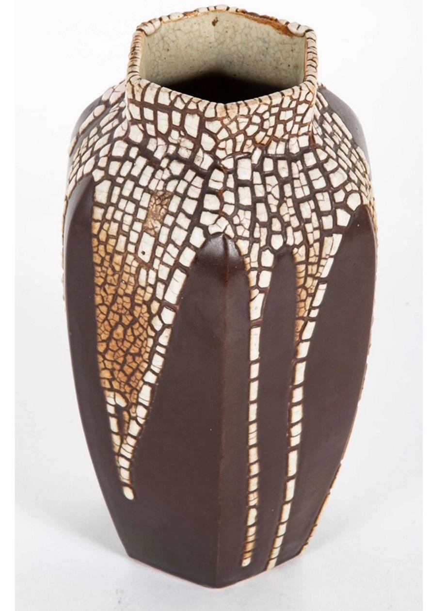 Vaso Art Déco degli anni '20 di Léon Pointu (francese, 1879-1942), in gres smaltato, con la parte superiore con tecnica a pelle di serpente color crema su un ricco smalto marrone-rossastro.
firmata, con sfumatura sulla base

Dimensioni:  circa 9 ½