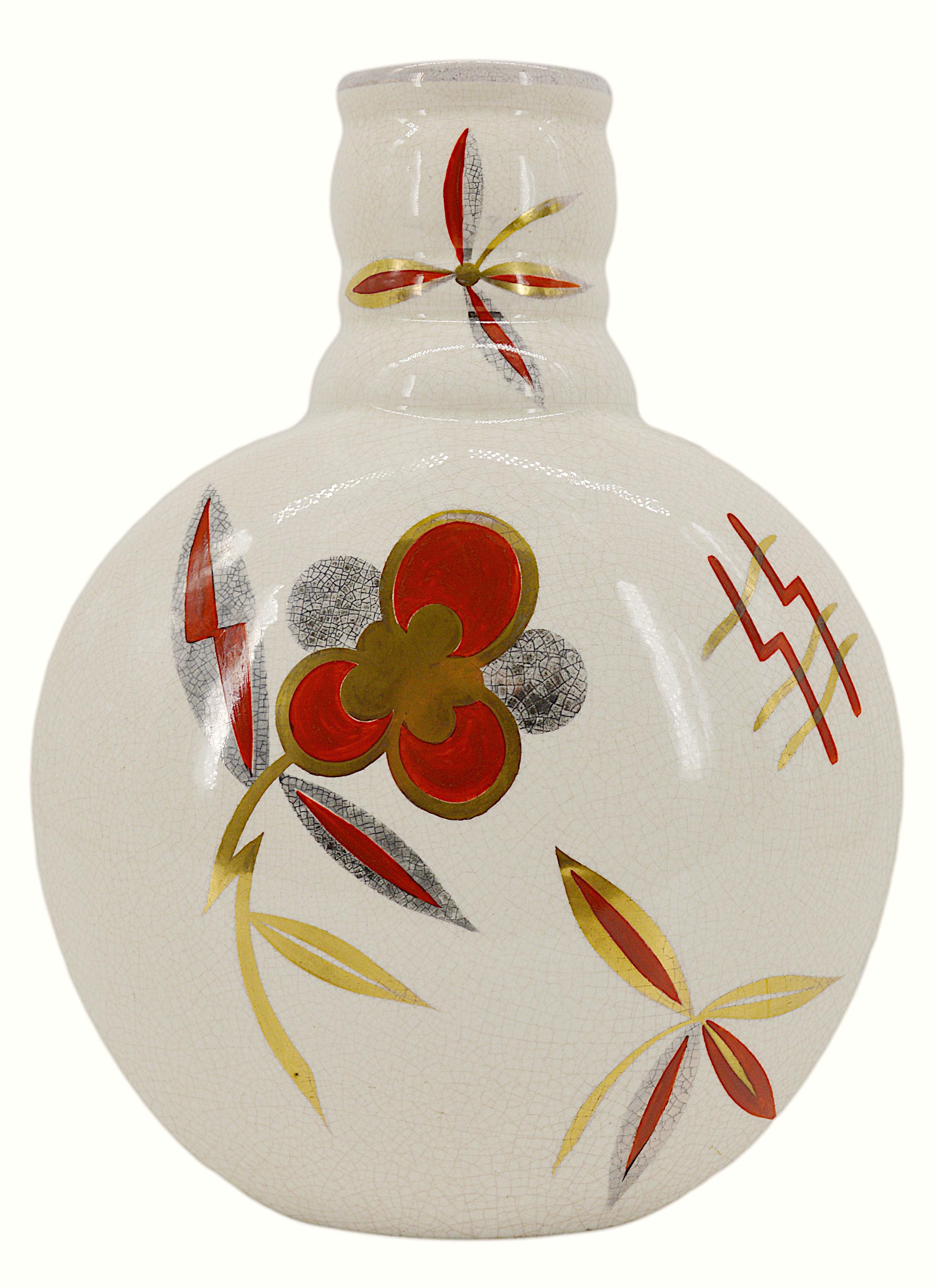 Este jarrón francés de cerámica Art Déco de Sainte Radegonde, fabricado en la década de 1920, presenta una impresionante decoración floral doble estilizada sobre una superficie de cerámica con textura de esmalte craquelado. Su elegante diseño es un