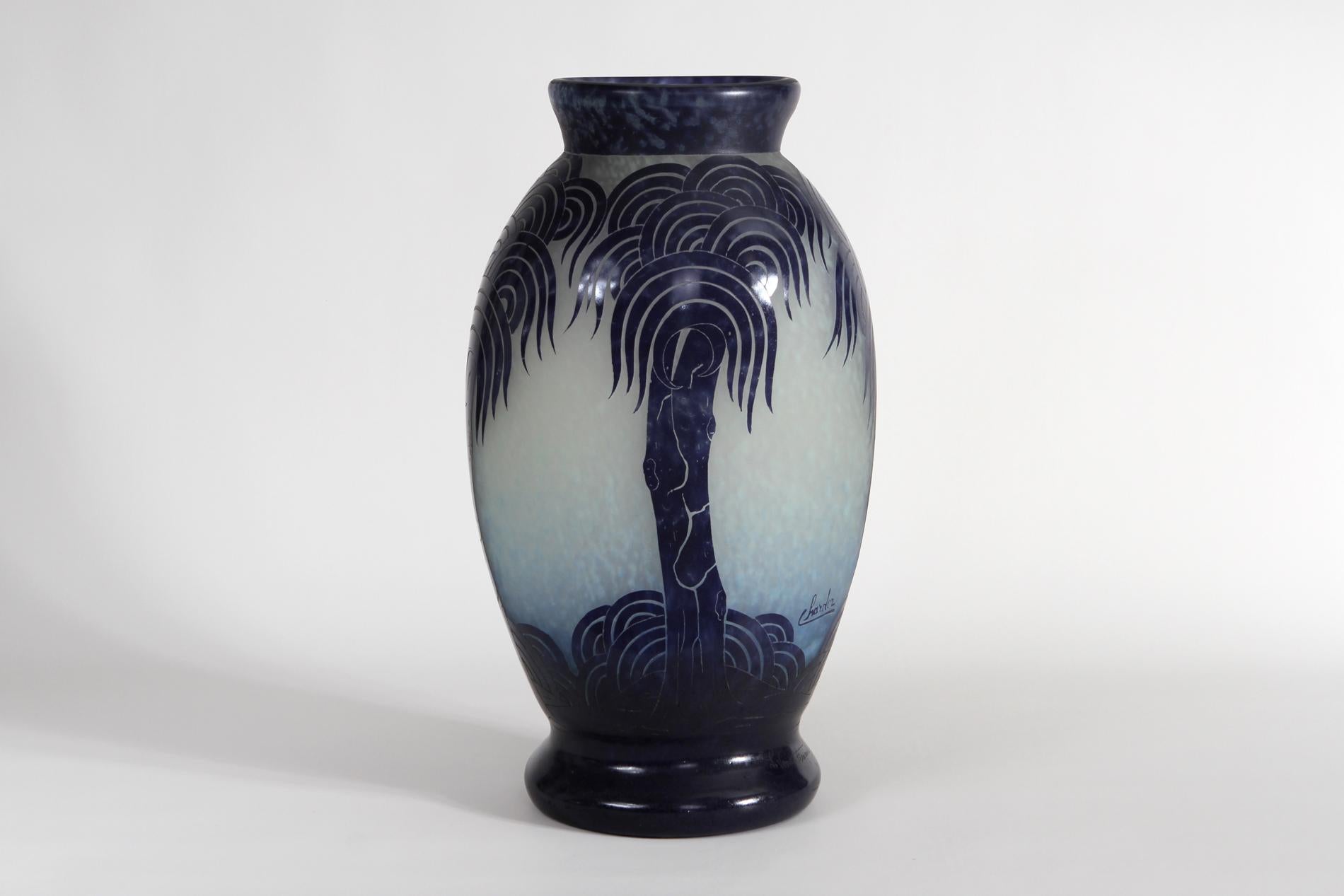 Un vaso di vetro di colore blu chiaro sovrapposto a un blu più scuro. Il motivo 