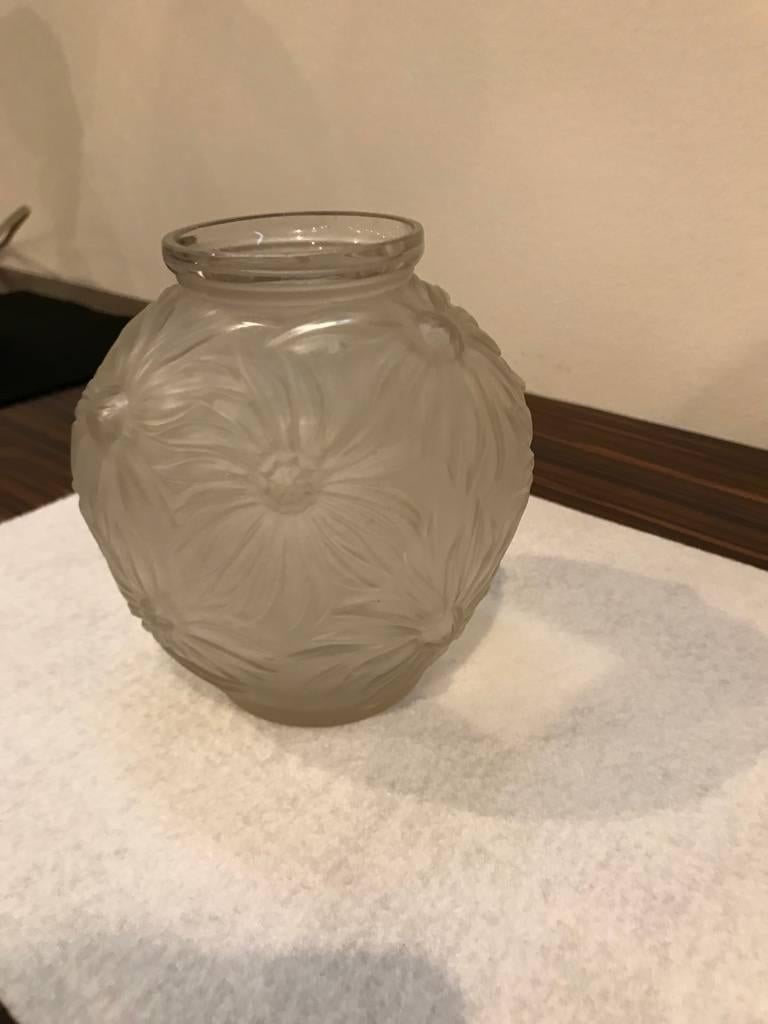 Petite vase Art Deco francese firmato Etling. Con motivo floreale.