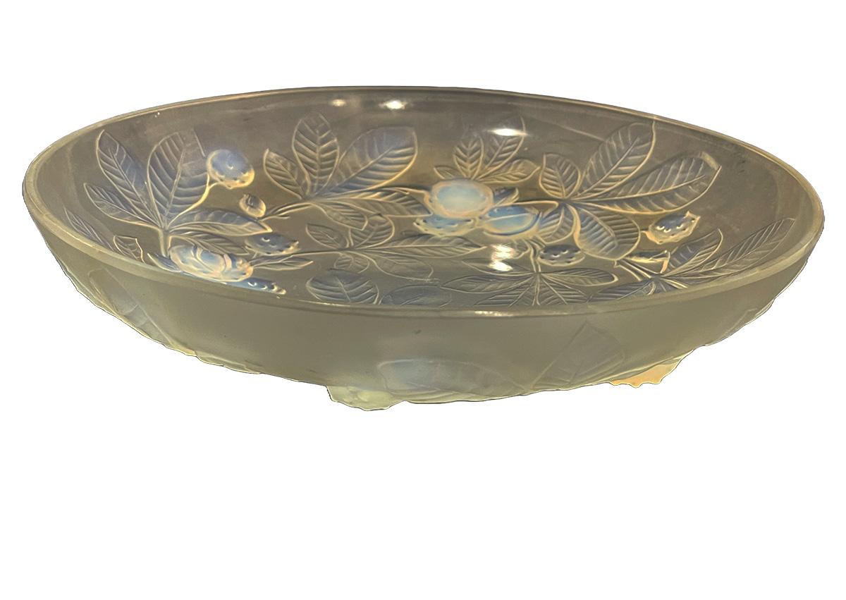20th Century French Art Deco Verlys opalescent glass bowl, 1930s For Sale