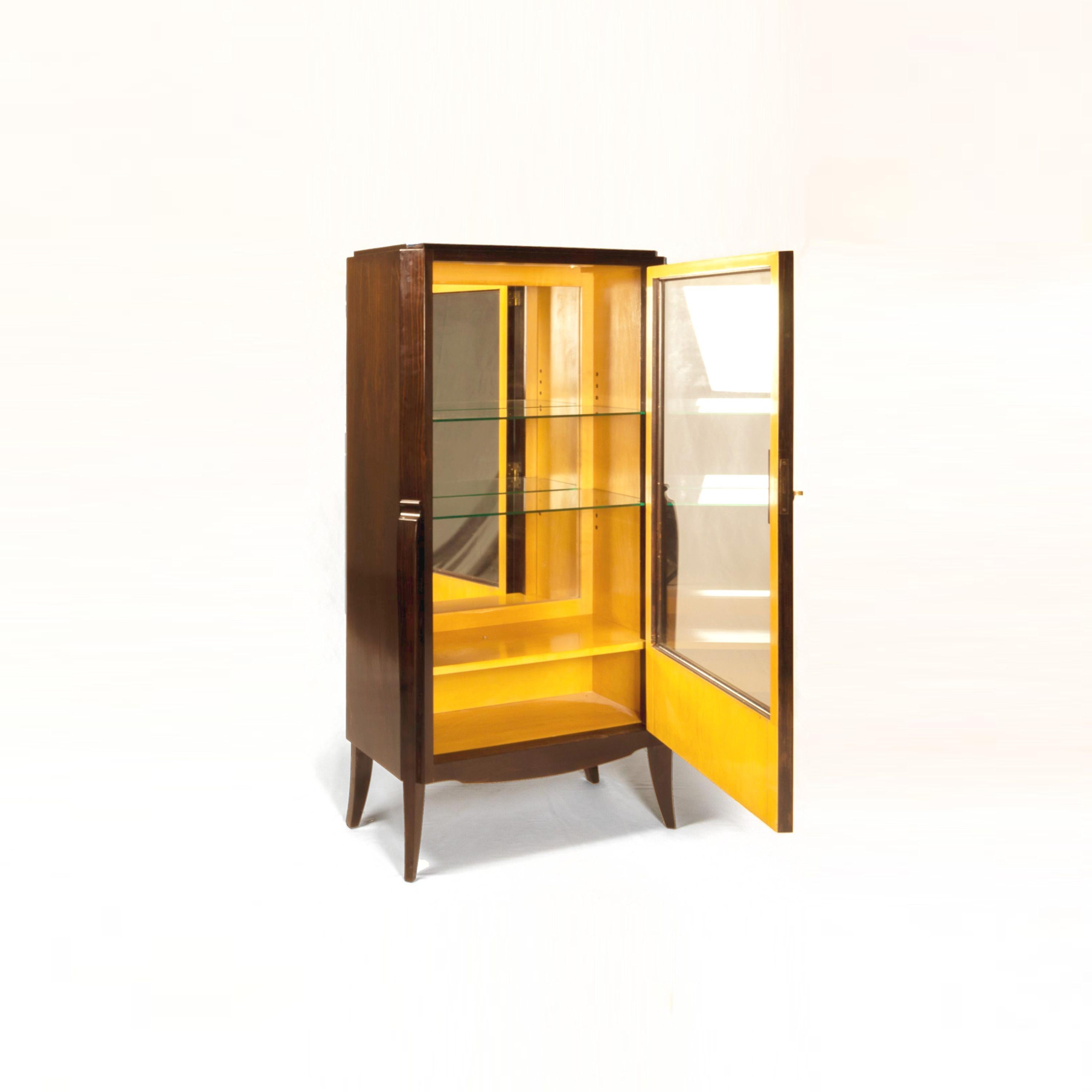 A macassar Art Deco showcase / display cabinet with internal lighting to provide intimate light projection.
A perfect and timeless design object from the Art Deco Era.