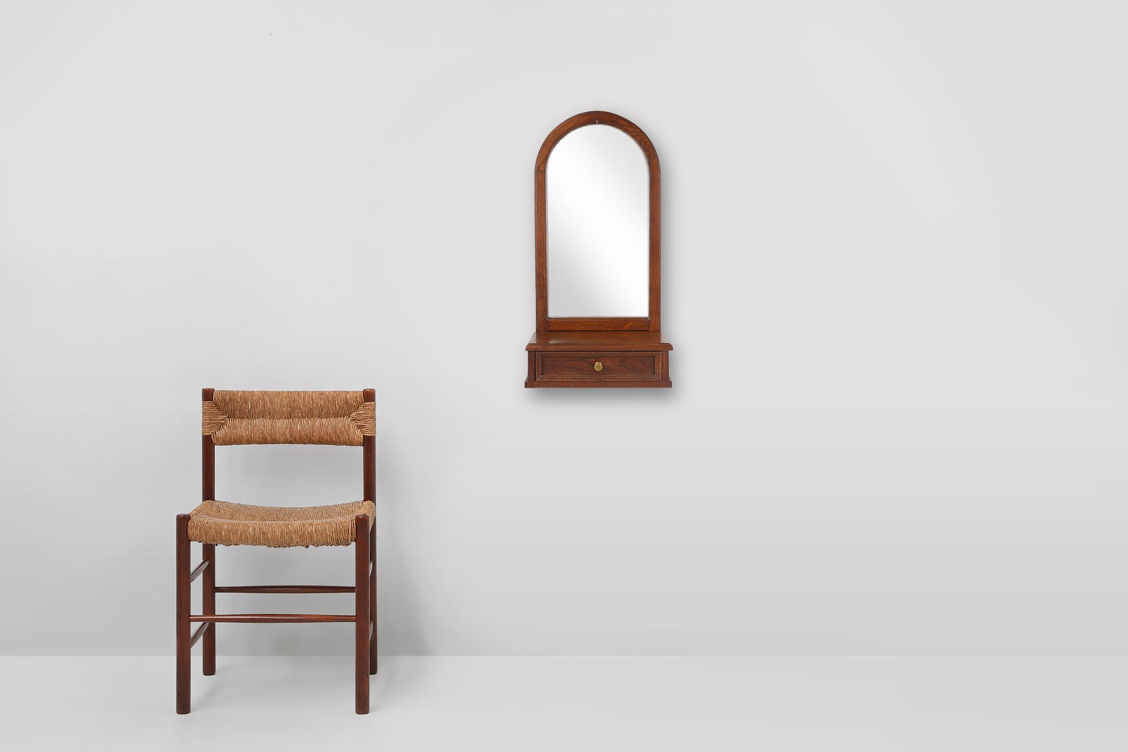 Francia / 1930 / armadio a muro sospeso con specchio / quercia / Art Déco / rustico / metà secolo / Provinciale francese

Armadietto da parete in stile Art&Deco con specchio incorniciato in legno e un comodo cassetto, un mix perfetto di funzionalità