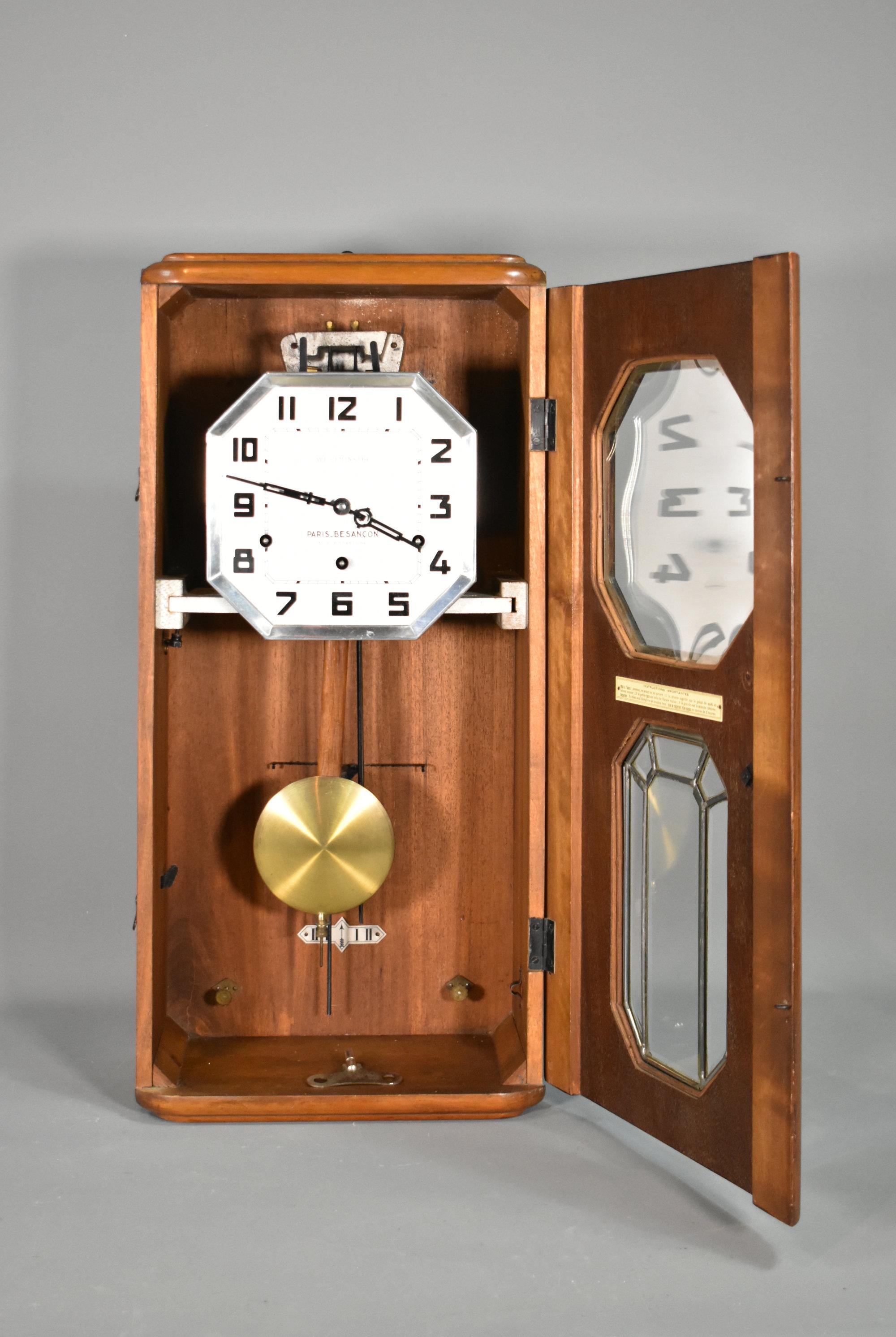 20ième siècle Horloge murale française Art Deco en noyer avec carillons Westminster