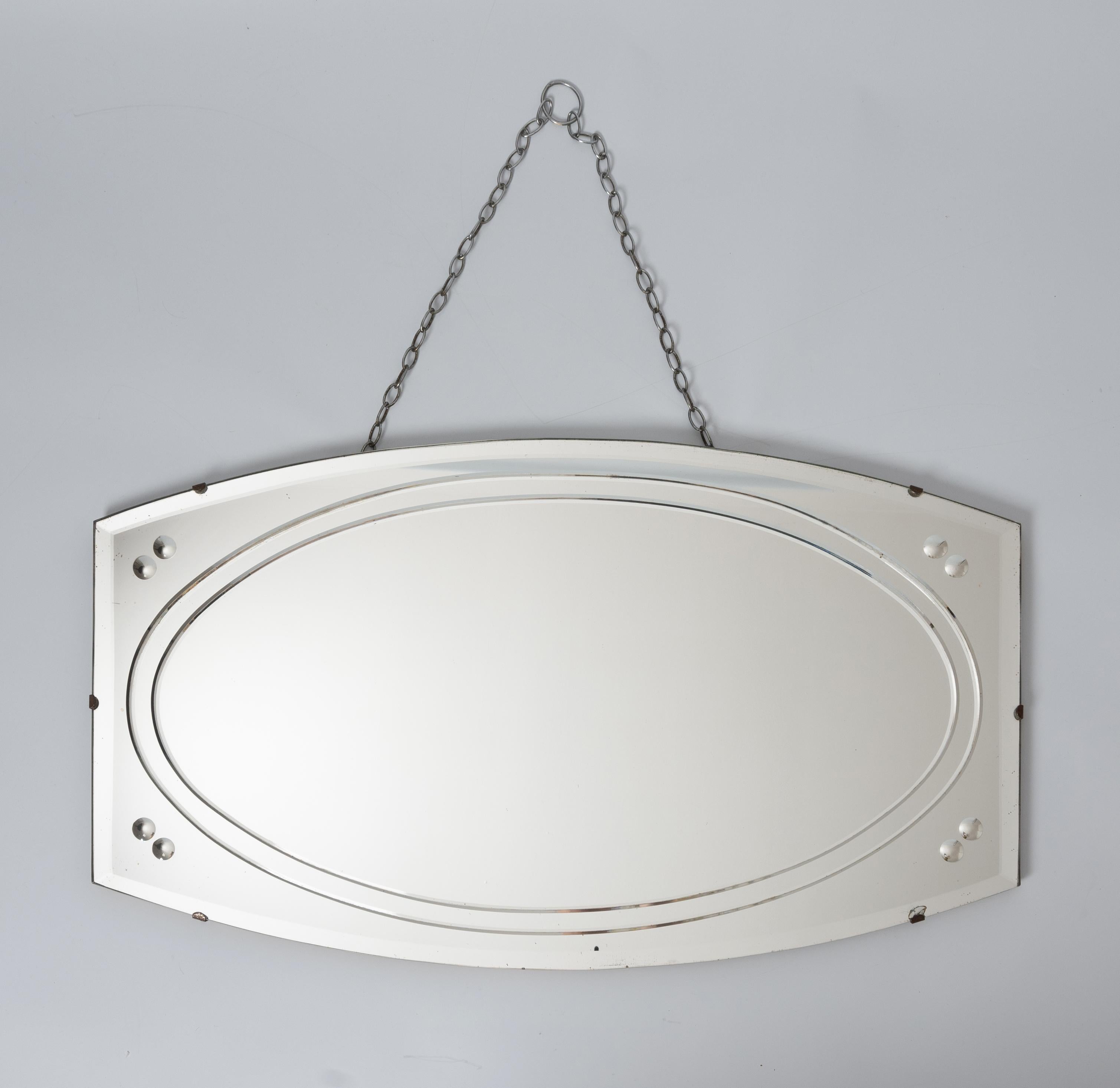 Miroir mural Art déco français, vers 1930
Détails gravés avec optique inversée dans les quatre coins.
En bon état, compte tenu de l'âge (voir les photos).