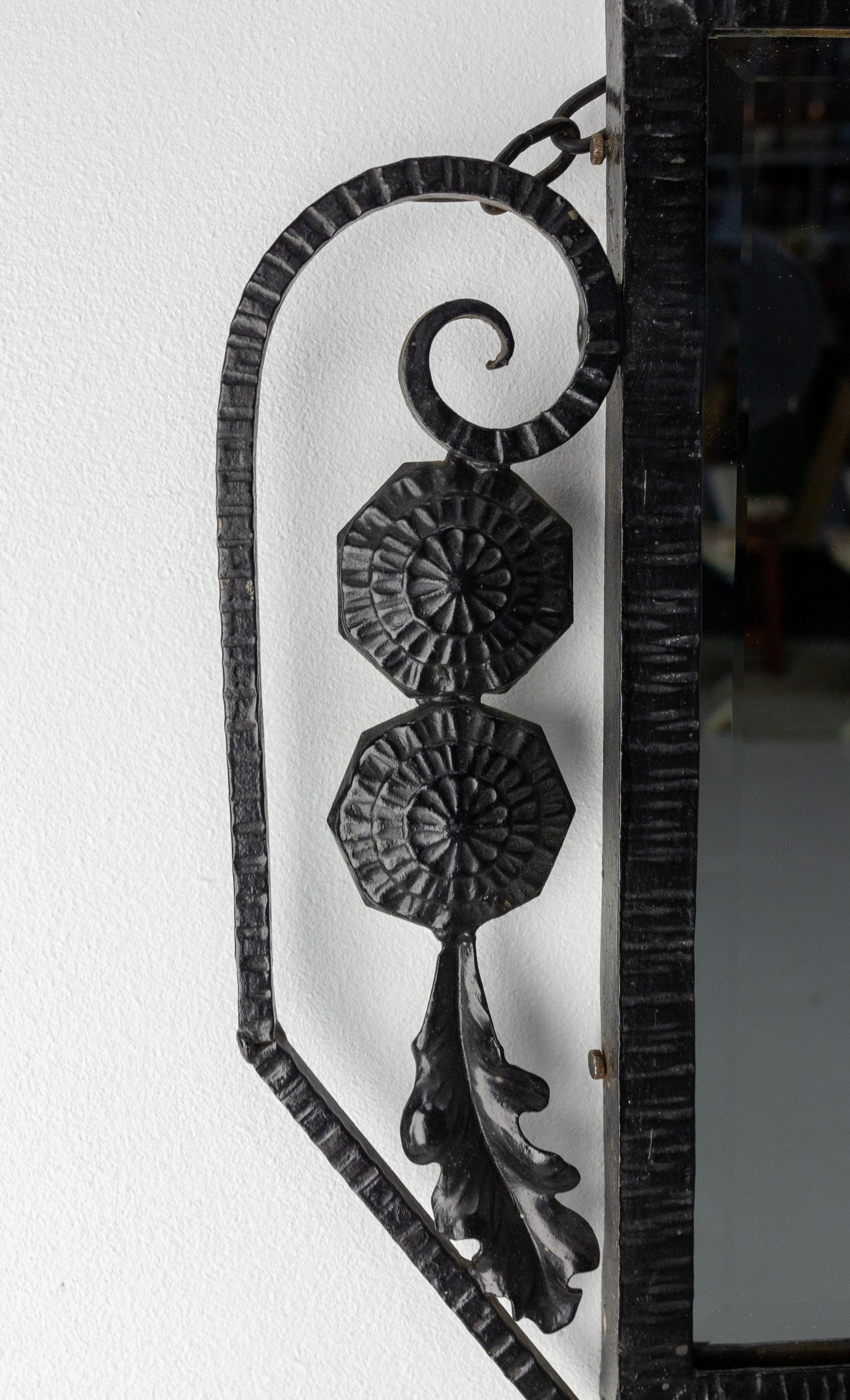 Art Déco wall mirror,
Wrought iron and beveled mirror.
The mirror frame represents flowers and leaves.
Good antique condition.

Shipping:
P 3 L 77.5 H 42 cm 4.8 Kg.