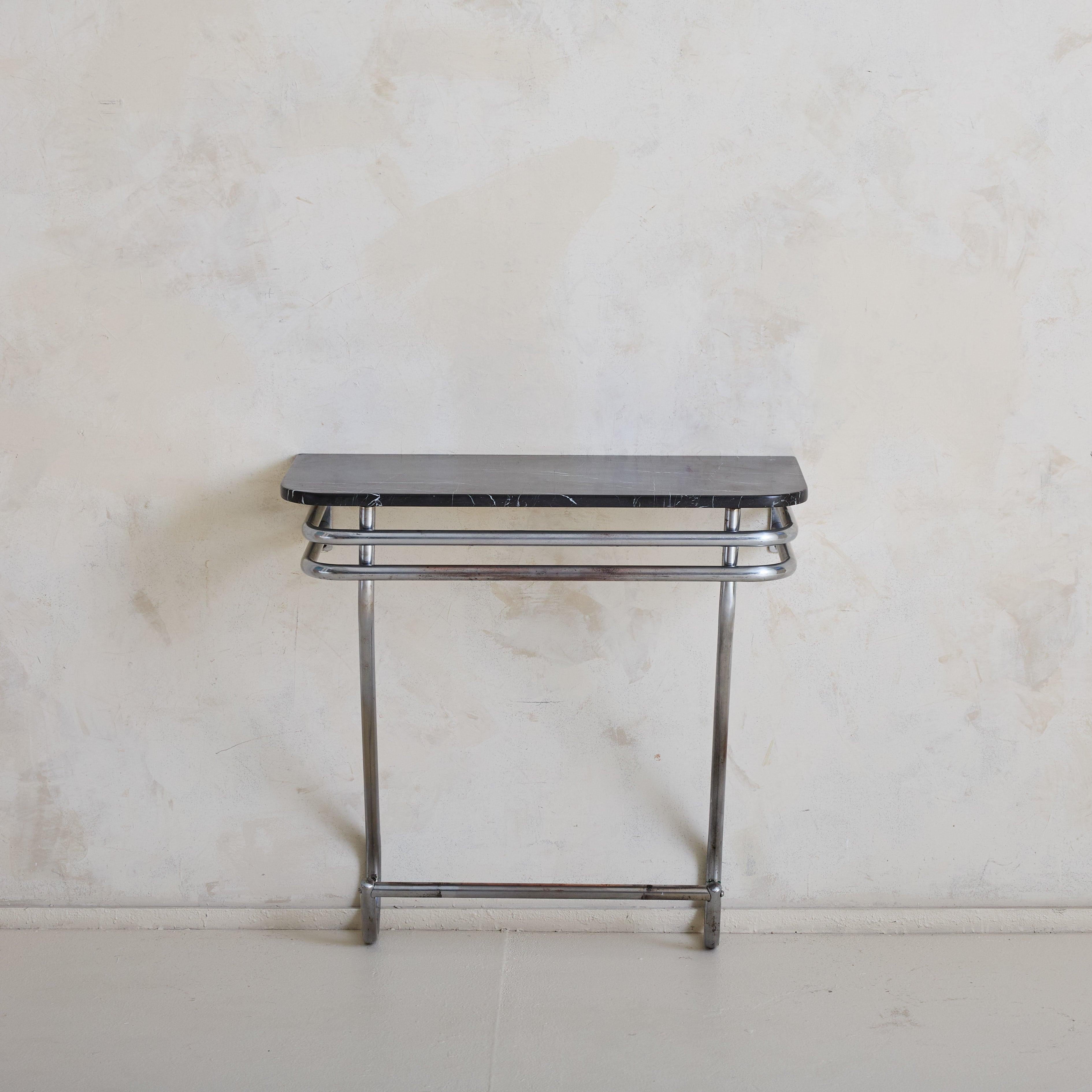 Venduto e prezzato singolarmente.

Questo tavolo consolle presenta un design Art Déco essenziale, caratterizzato da una forma elegante e minimalista e dall'uso di materiali di alta qualità come il marmo. Il design richiama l'eleganza e la modernità