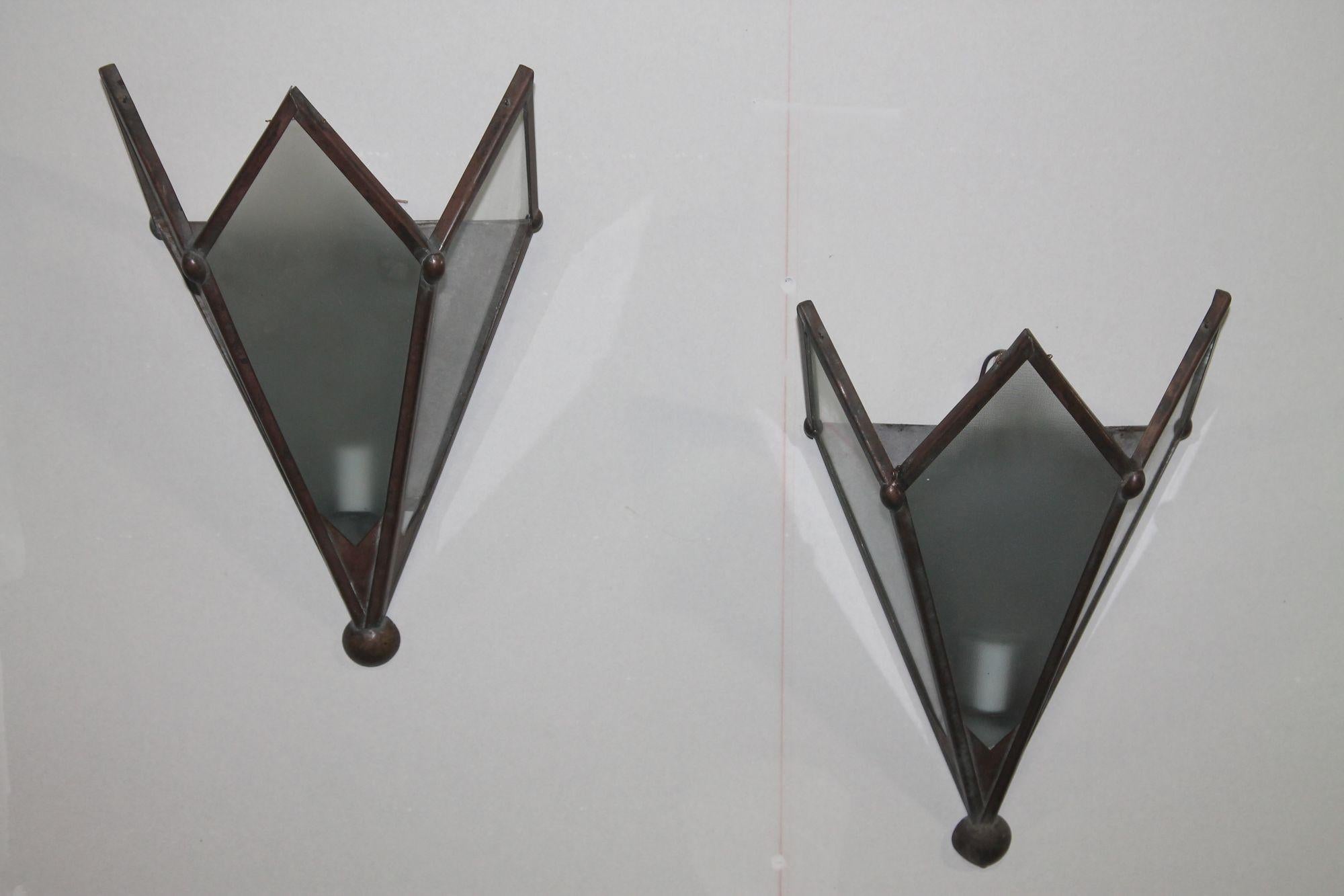 Pareja de candelabros de pared art déco franceses. El cristal lateral es transparente, mientras que el frontal es texturizado. Un gran par de apliques que han sido recableados. Un hermoso par de luces de diseño no exagerado.