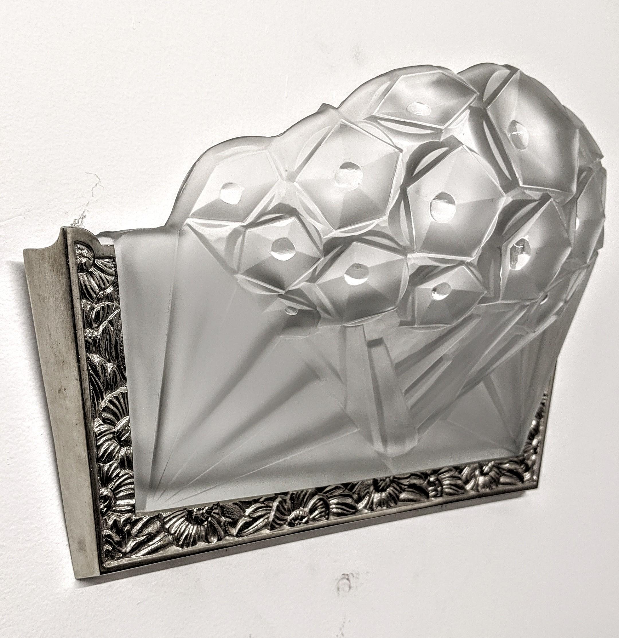 20th Century Pair of French Art Deco Wall Sconce Signed by Muller Frères For Sale