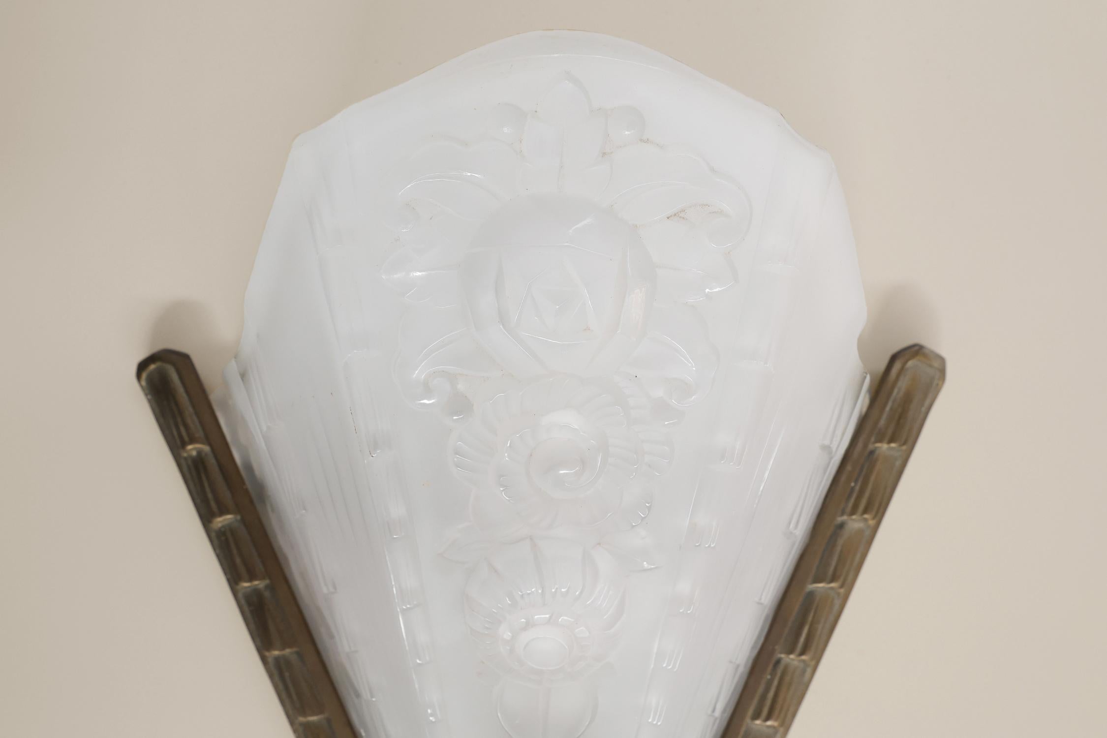 Scrofa da parete francese Art&Deco con paralume in vetro stampato smerigliato, anni '20 in vendita 6