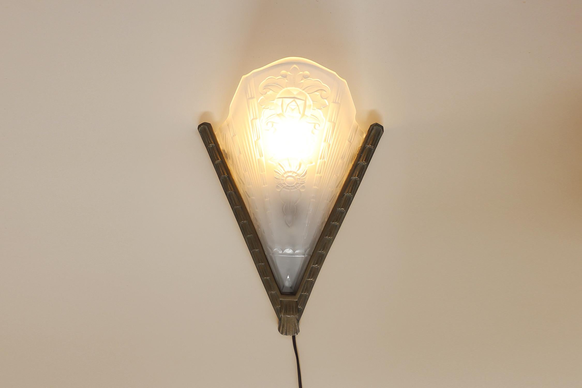 Francia / 1920 / Lampada da parete / metallo, vetro / Art&Deco

Elegante focaccina da parete in tipico stile Art Déco realizzata in Francia intorno al 1920. Questa applique ha una struttura in metallo che sorregge un paralume in vetro stampato