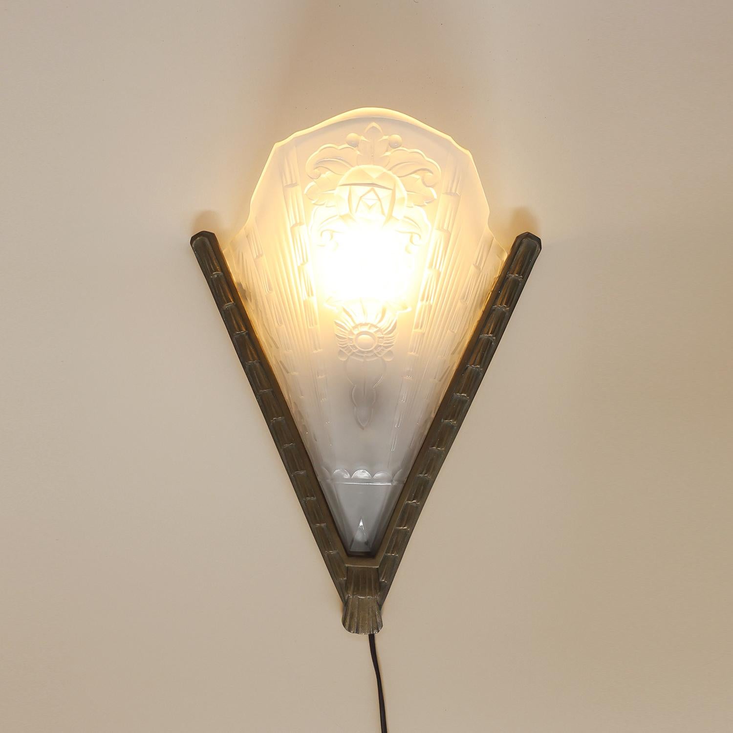 Art Déco Scrofa da parete francese Art&Deco con paralume in vetro stampato smerigliato, anni '20 in vendita