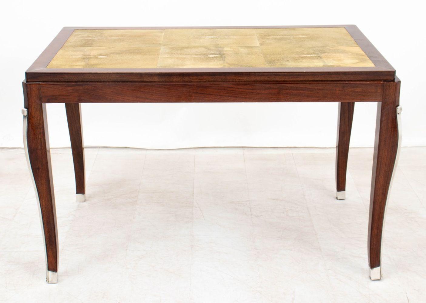 Table d'appoint Art Déco en noyer et galuchat, dans le style d'Emile-Jacques Ruhlmann, reposant sur quatre pieds cabriole effilés avec des montures en cuivre argenté. 22.5
