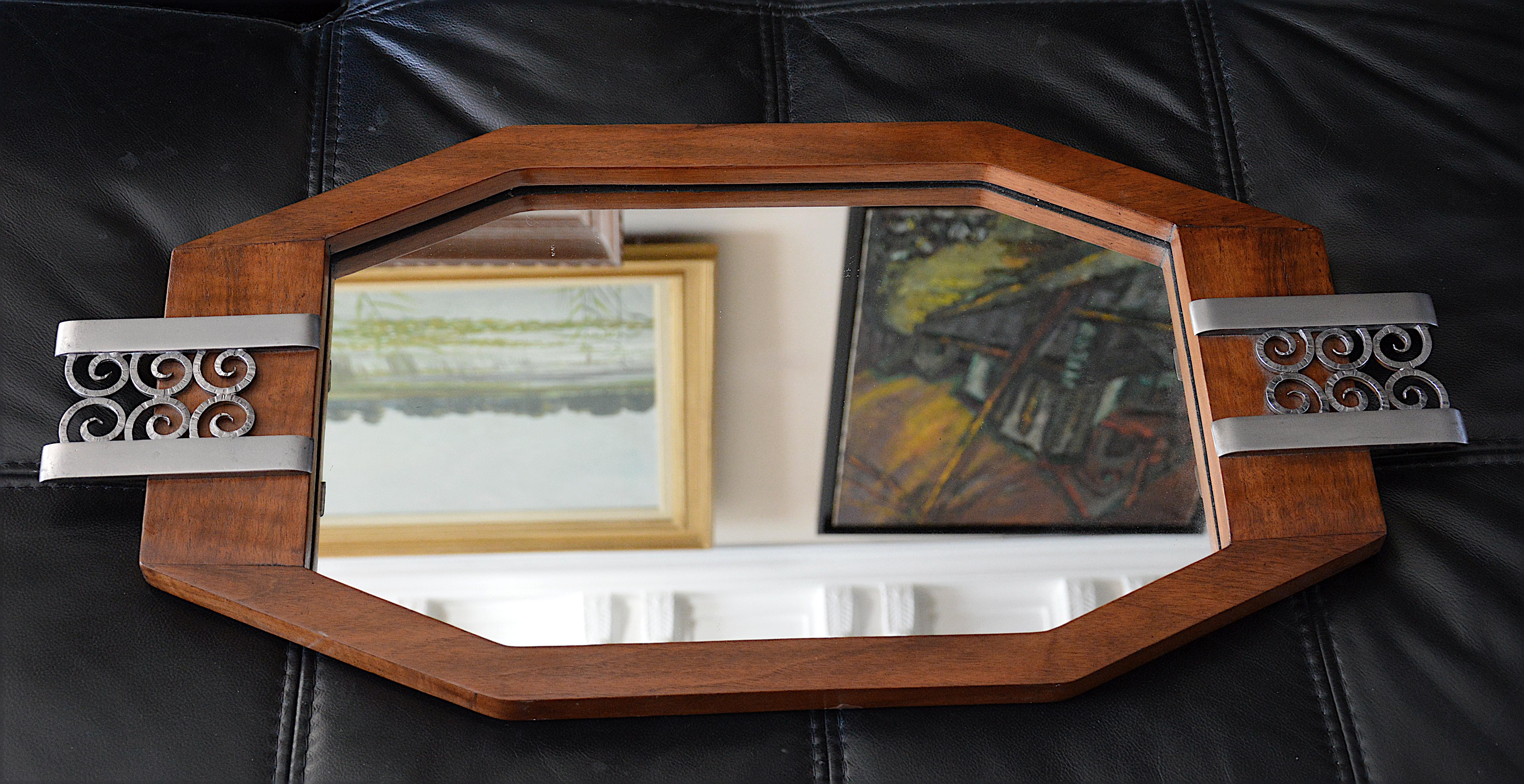 Plateau Art Déco, France, années 1920. Noyer, fer forgé et miroir. Mesures : Largeur 74,6 cm, profondeur 35,7 cm, hauteur 3,5 cm. Une petite réparation sur le bord inférieur de la noix. Même période que Marcel Vasseur, Edgar Brandt, Katona, Paul