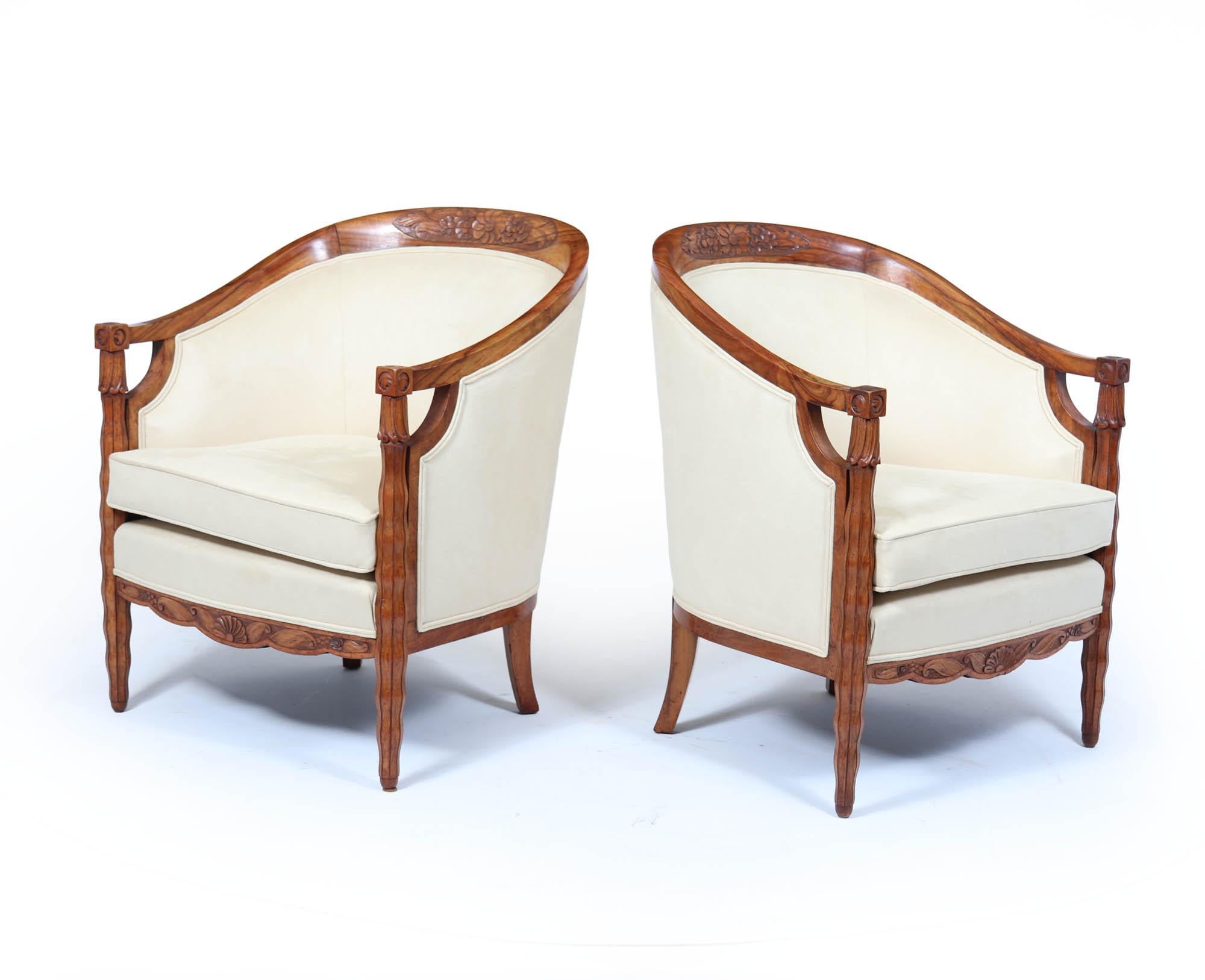 Poltrone in noce Art Deco francese
Eleva il tuo spazio abitativo con questa eccezionale coppia di poltrone francesi Art Déco in noce, testimonianza senza tempo dell'artigianato e del design degli anni Venti. Ogni sedia vanta una struttura finemente