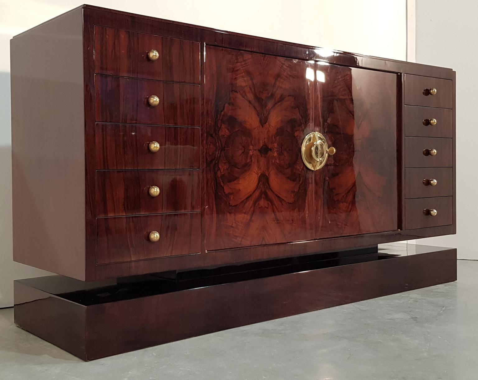 French Art Deco Walnut Burl Sideboard with Brass Handles, 1930s In Good Condition For Sale In Budapest, Budapest