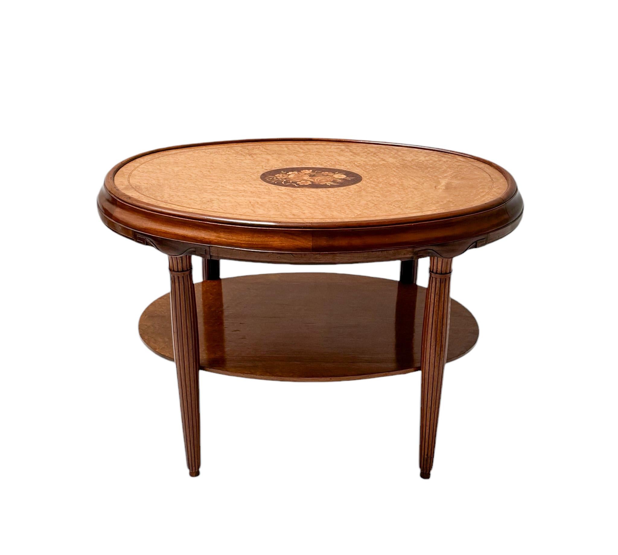 Superbe et élégante table centrale Art déco.
Un design français saisissant des années 1930.
Cadre en noyer massif avec plateau d'origine en érable Birdseye incrusté.
Une étagère inférieure assure le soutien et la fonctionnalité de l'ensemble.
Ce