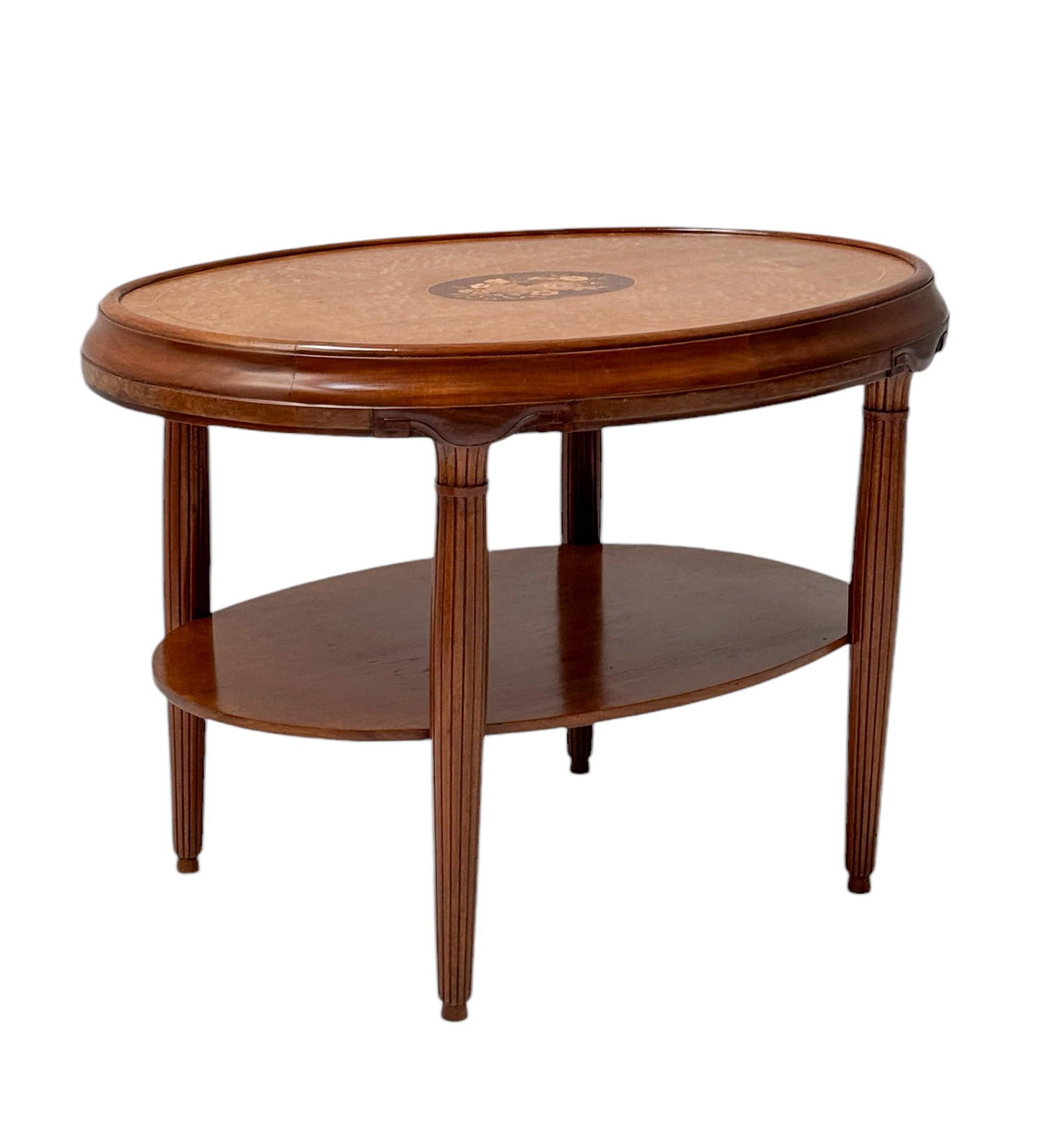 Français Table centrale en noyer Art déco, années 1930 en vente