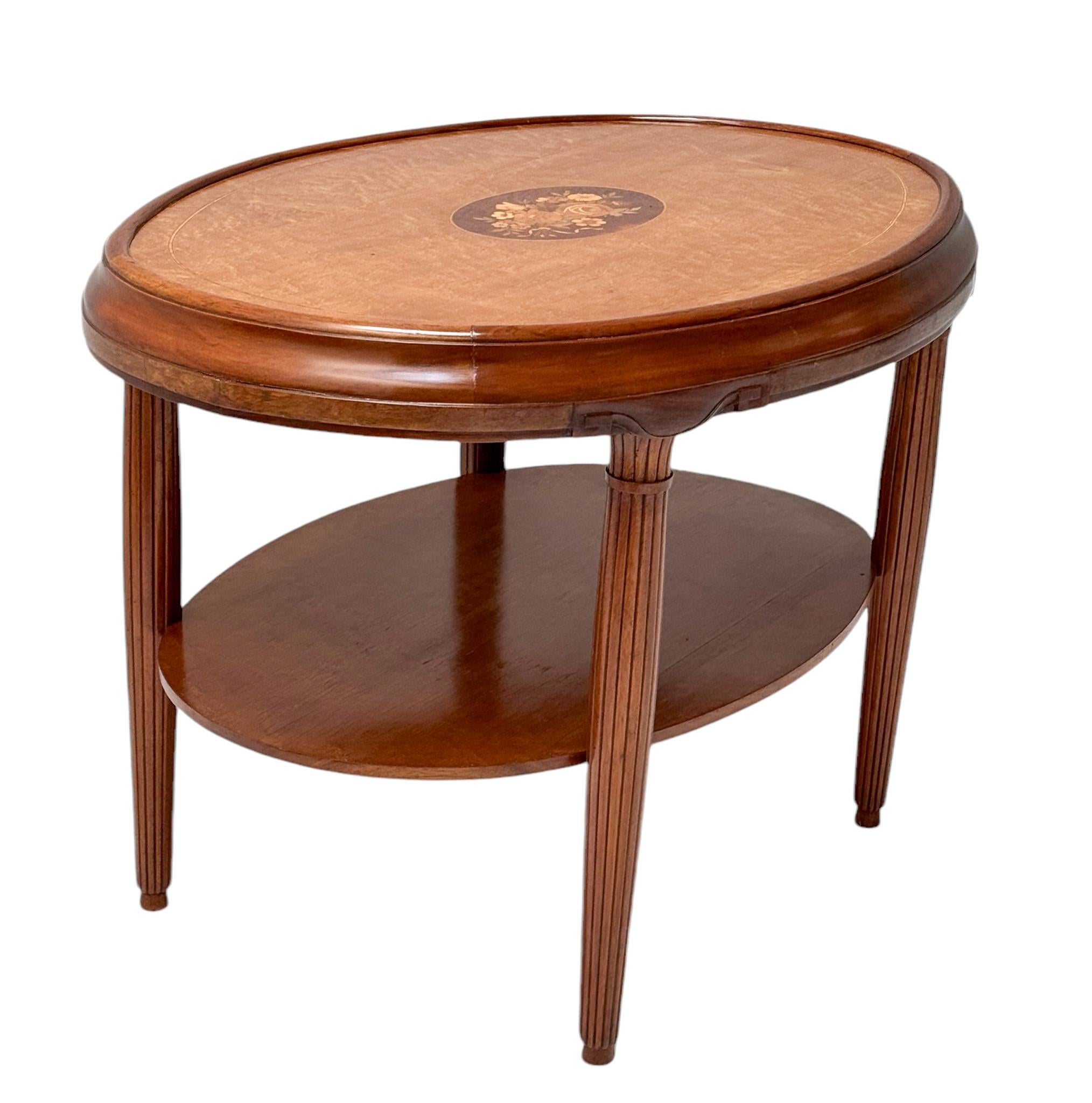 Milieu du XXe siècle Table centrale en noyer Art déco, années 1930 en vente