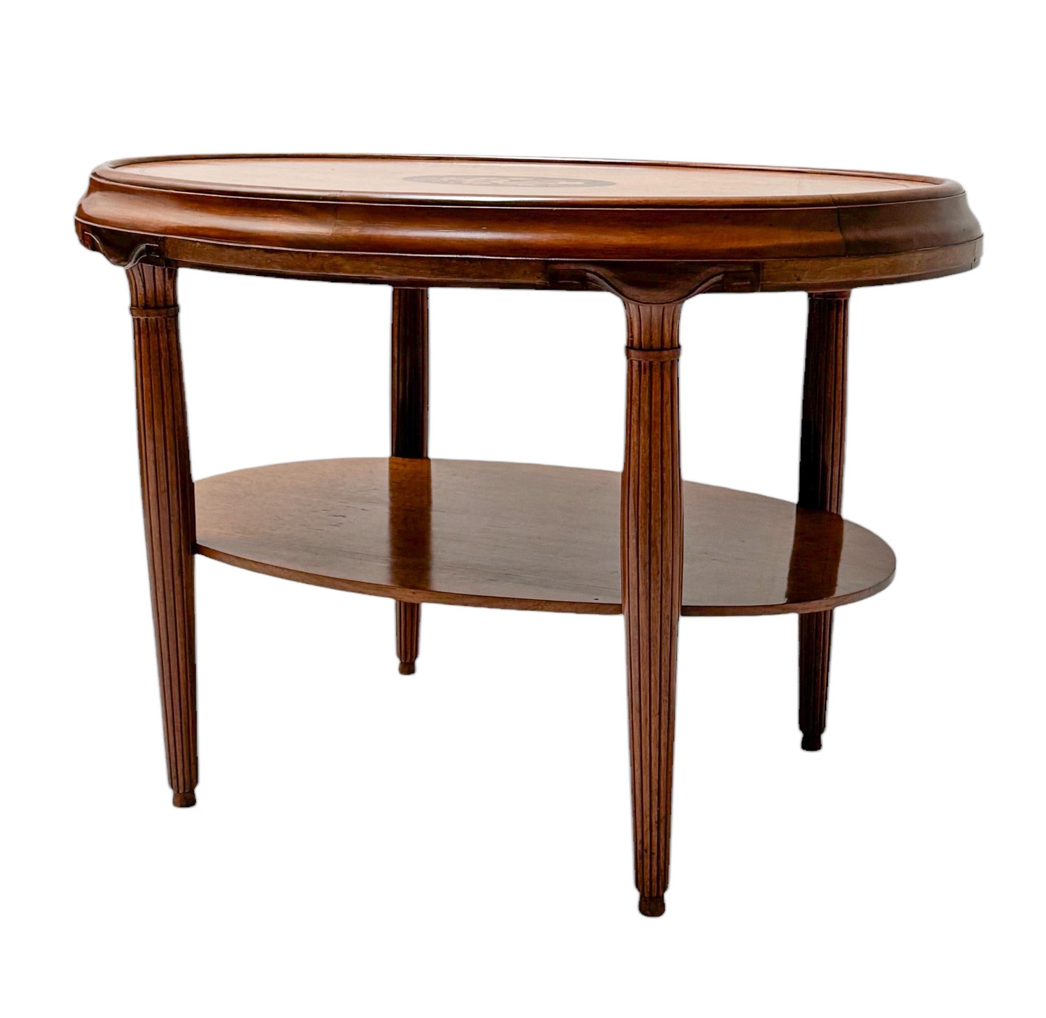 Table centrale en noyer Art déco, années 1930 en vente 1