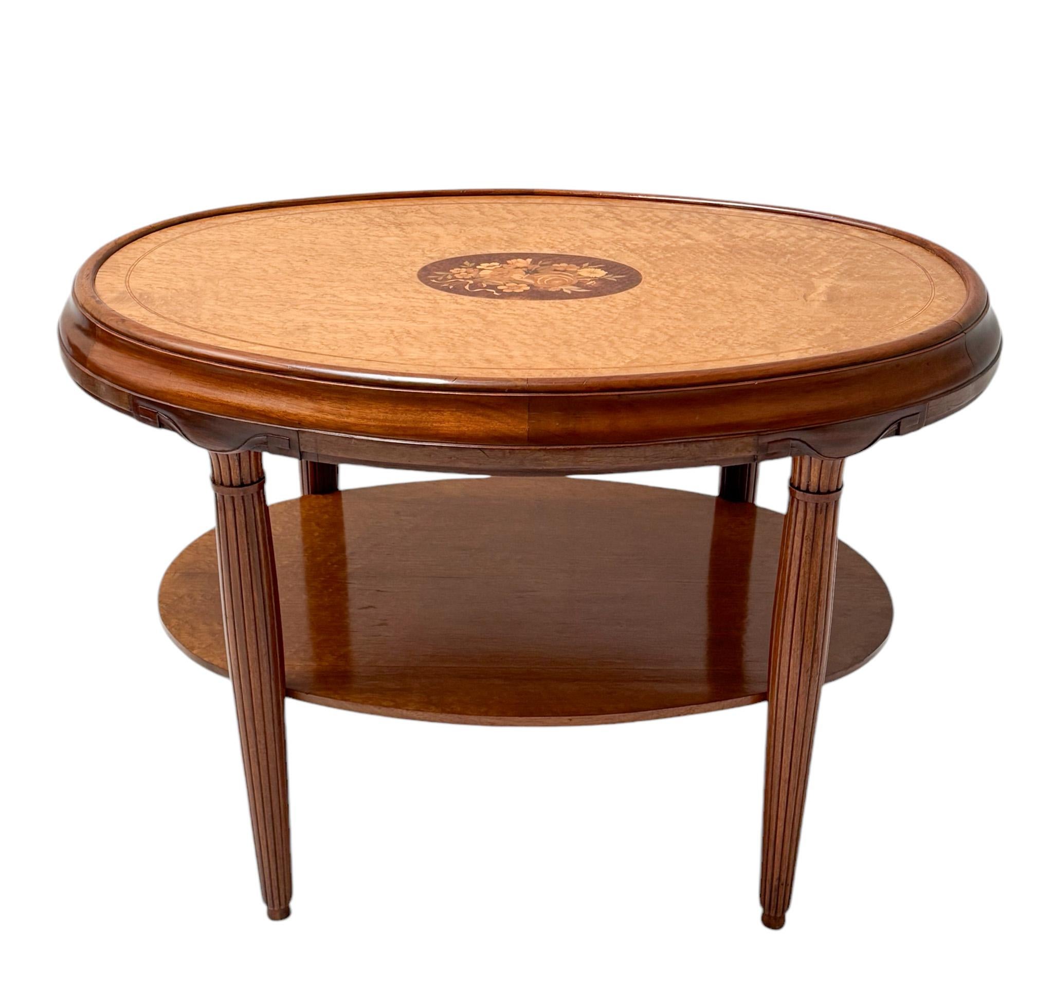 Table centrale en noyer Art déco, années 1930 en vente 2