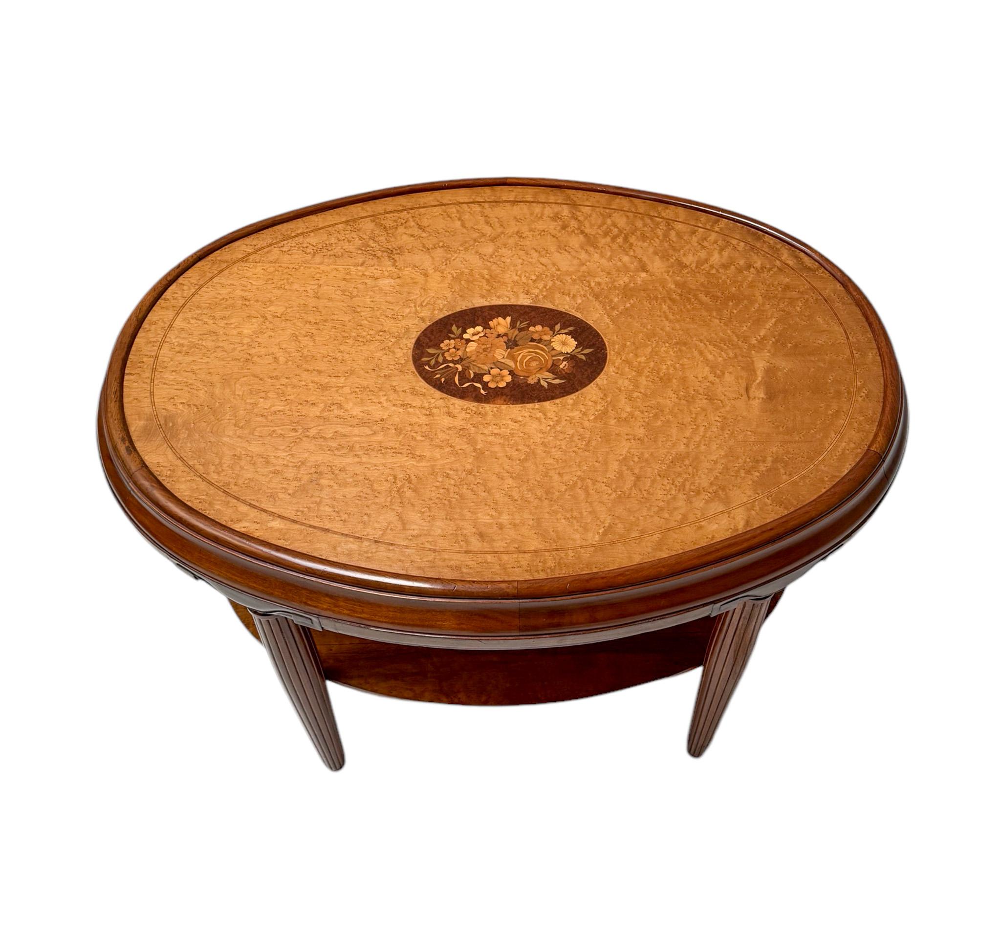 Table centrale en noyer Art déco, années 1930 en vente 3
